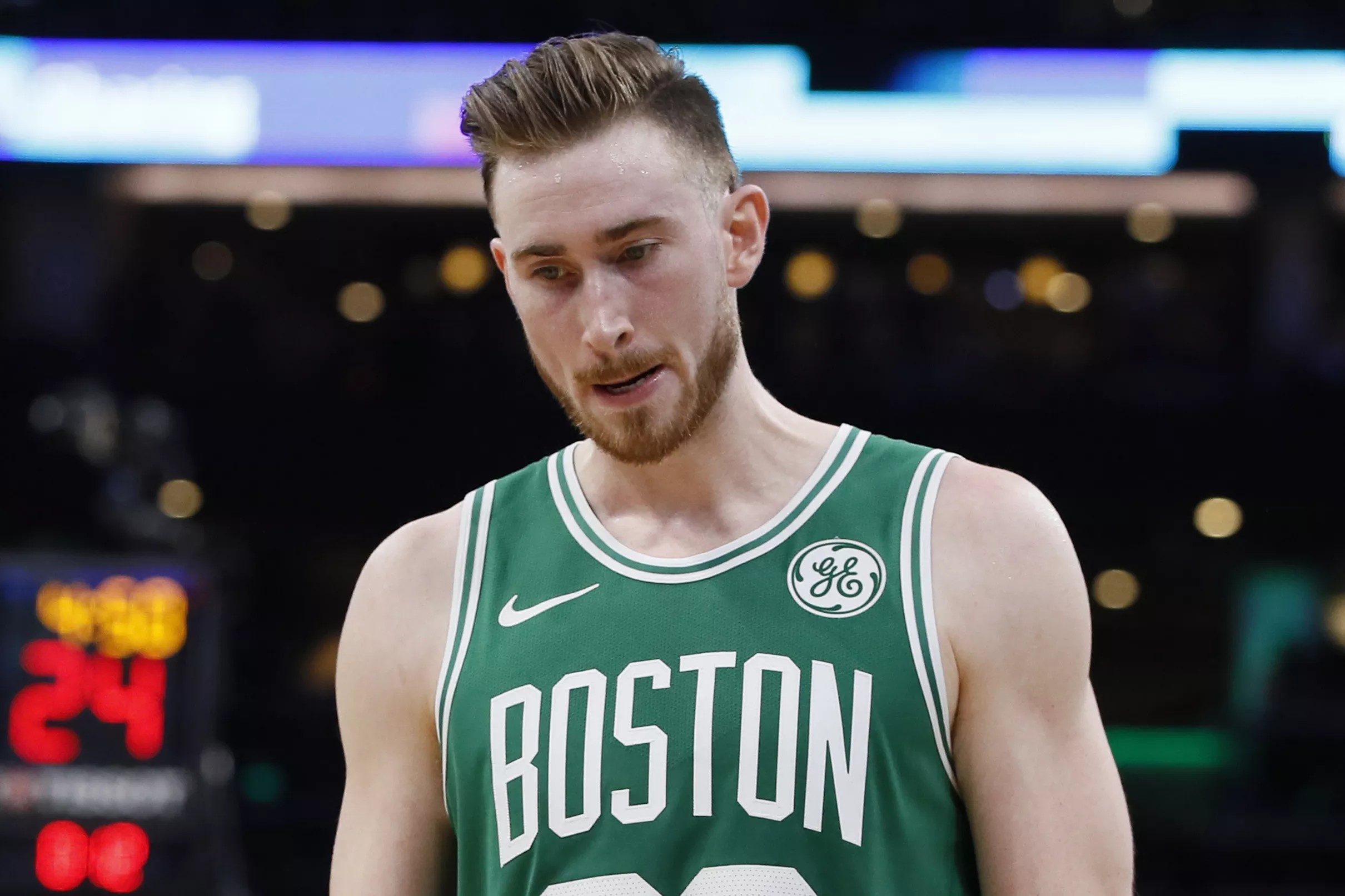 Gordon Hayward leaves Hawks game with strained neck