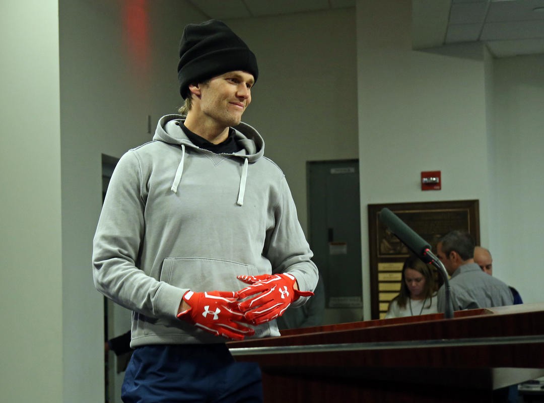With gloves on hands, Tom Brady says 'we'll see' about Sunday
