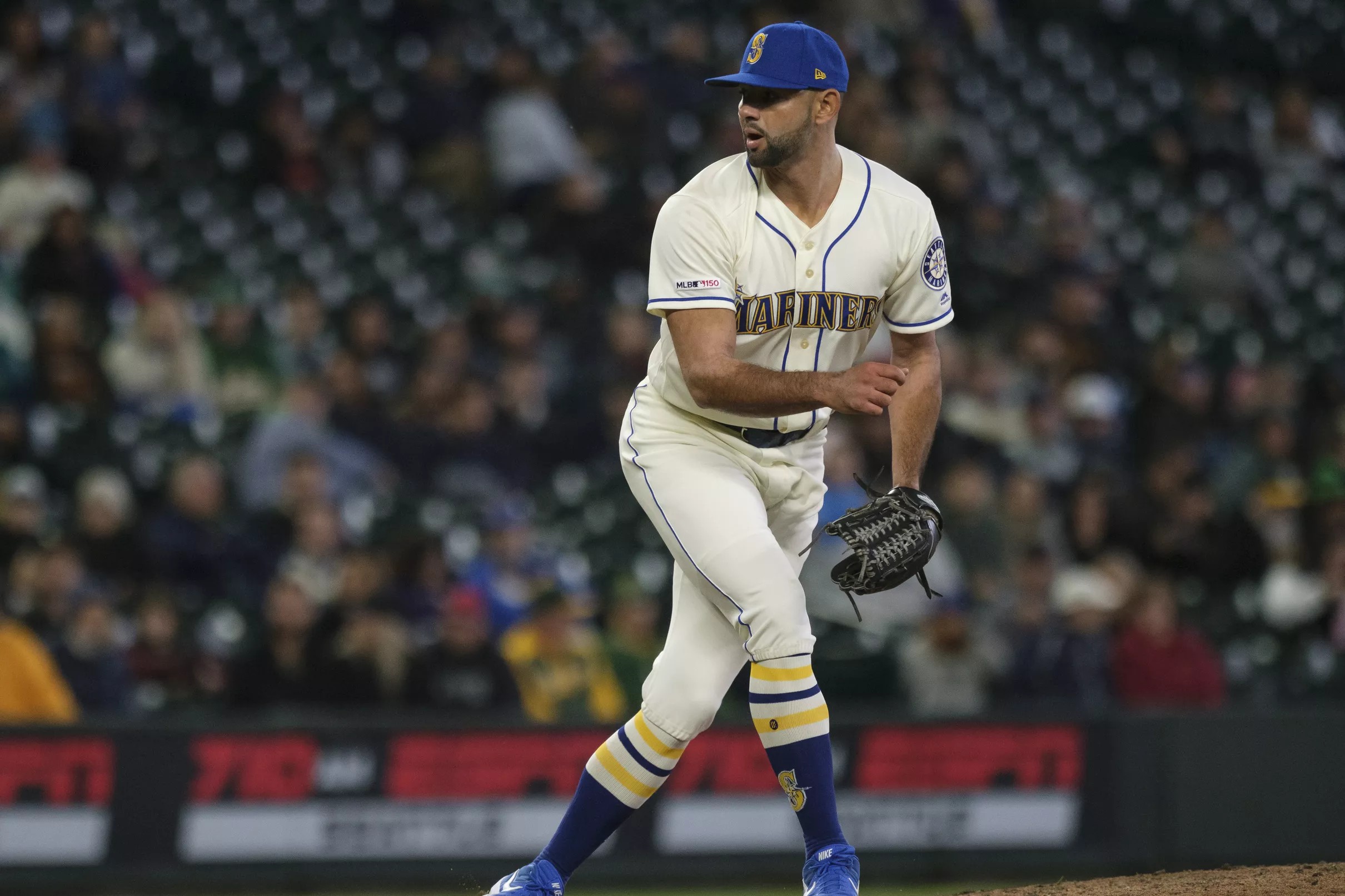 Art Warren traded to Reds