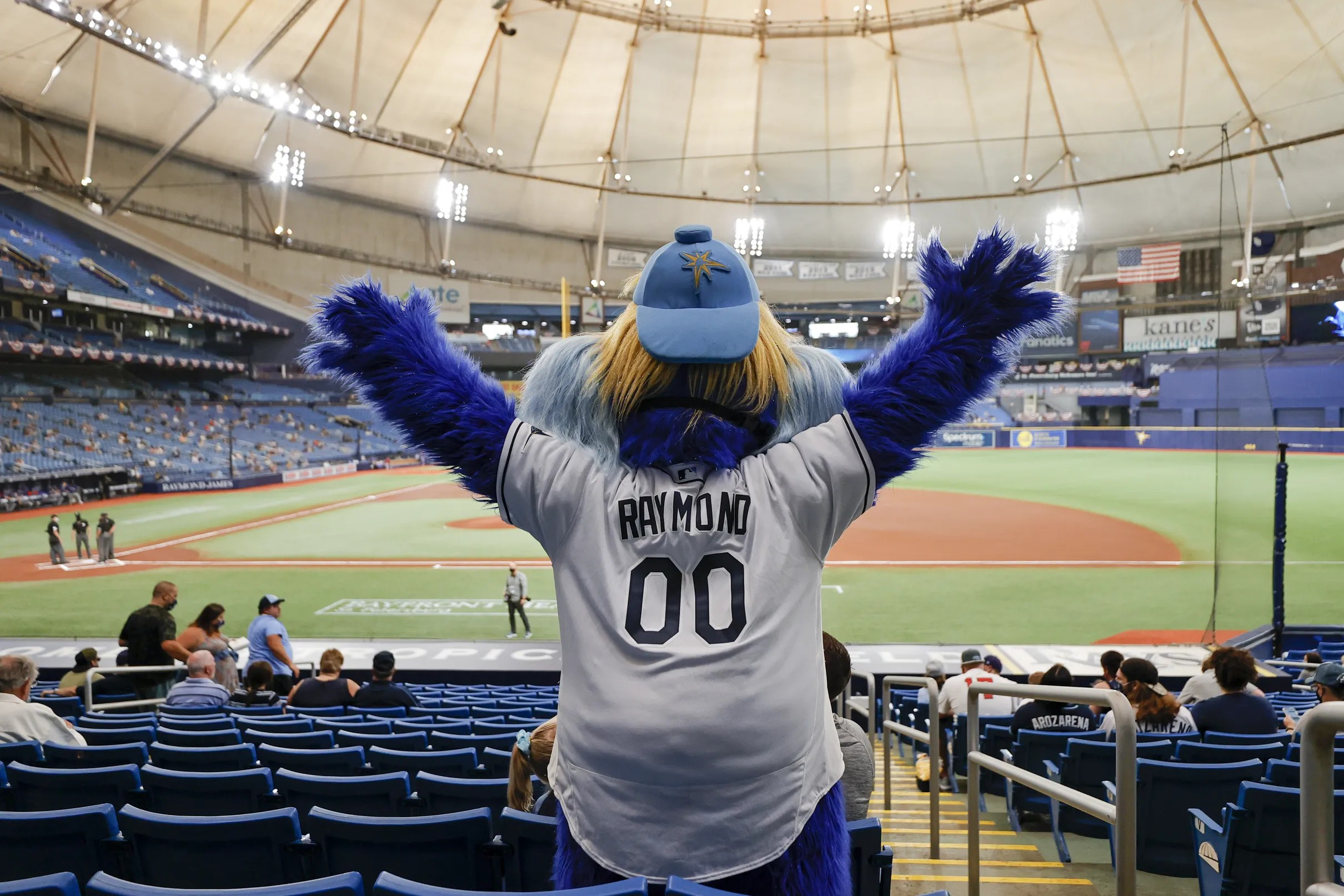 Rays’ mascot Stinger makes a splash on social media