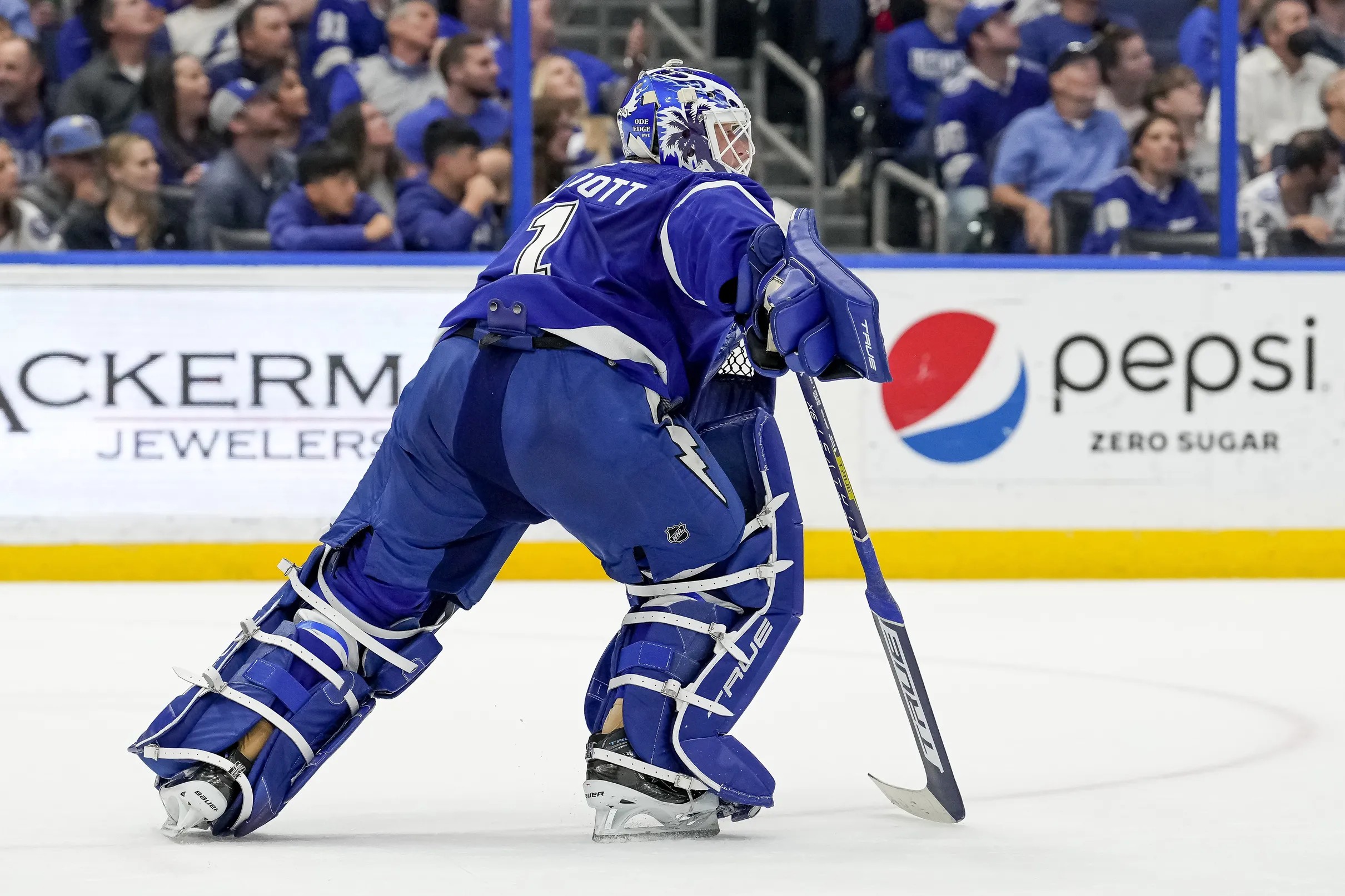 Tampa Bay Lightning resign Brian Elliott to oneyear contract