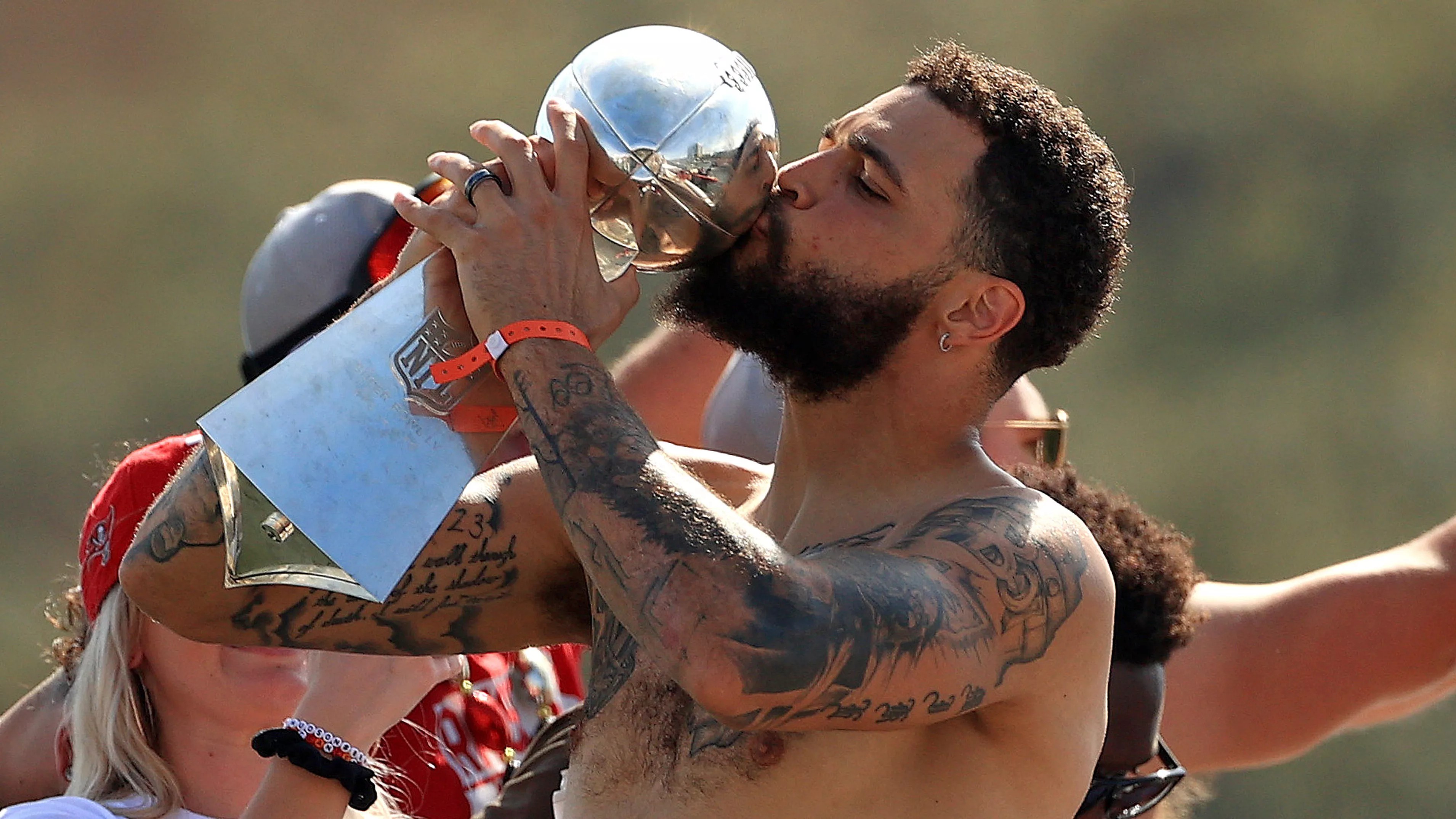 First stages of Mike Evans’ Lombardi Trophy tattoo completed