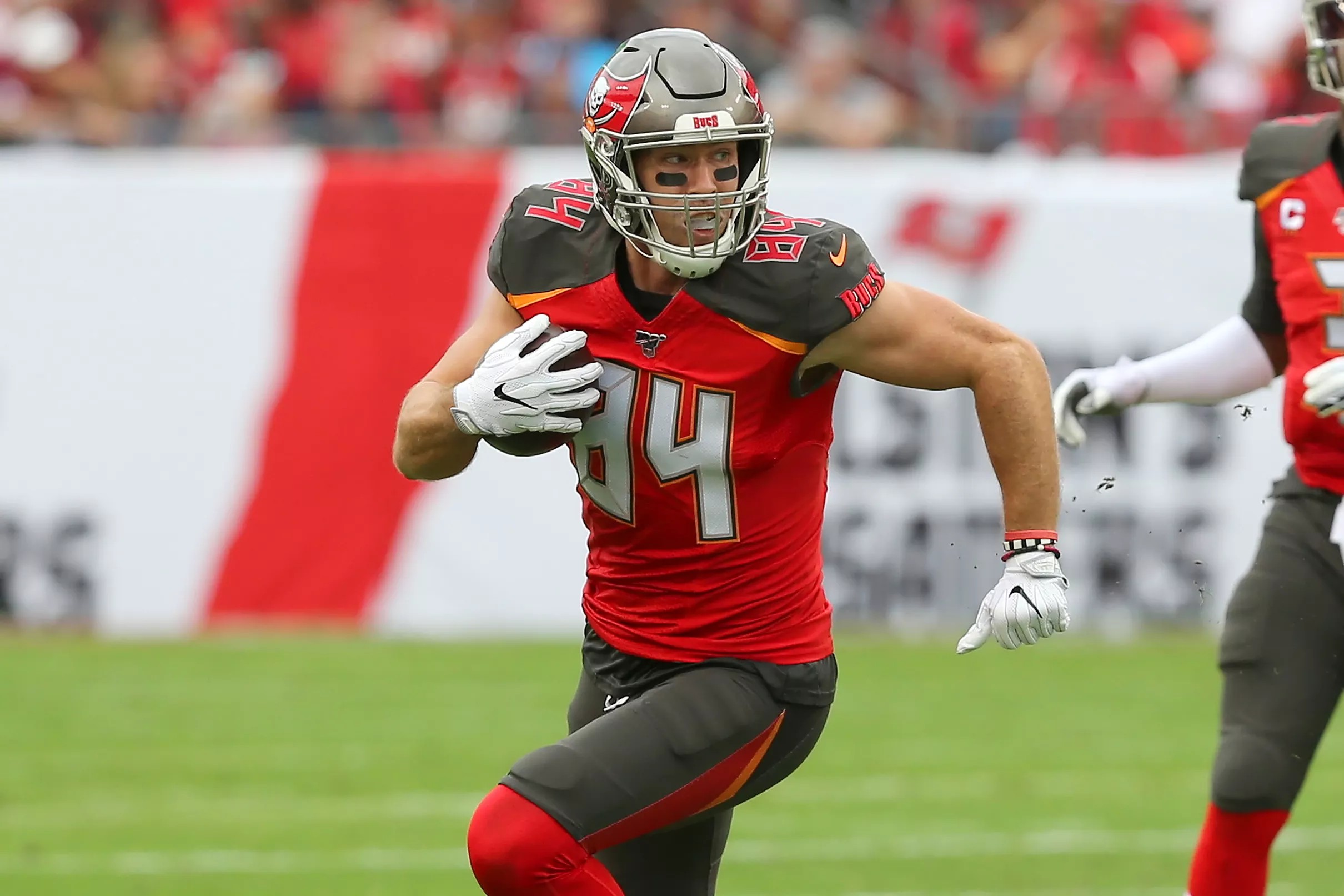 Bucs restructure Brate’s contract.