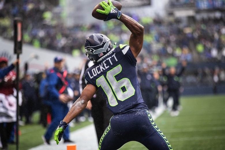 Russell Wilson outshined by Ravens' Lamar Jackson as Seahawks sputter out  in rain, fall to 5-2