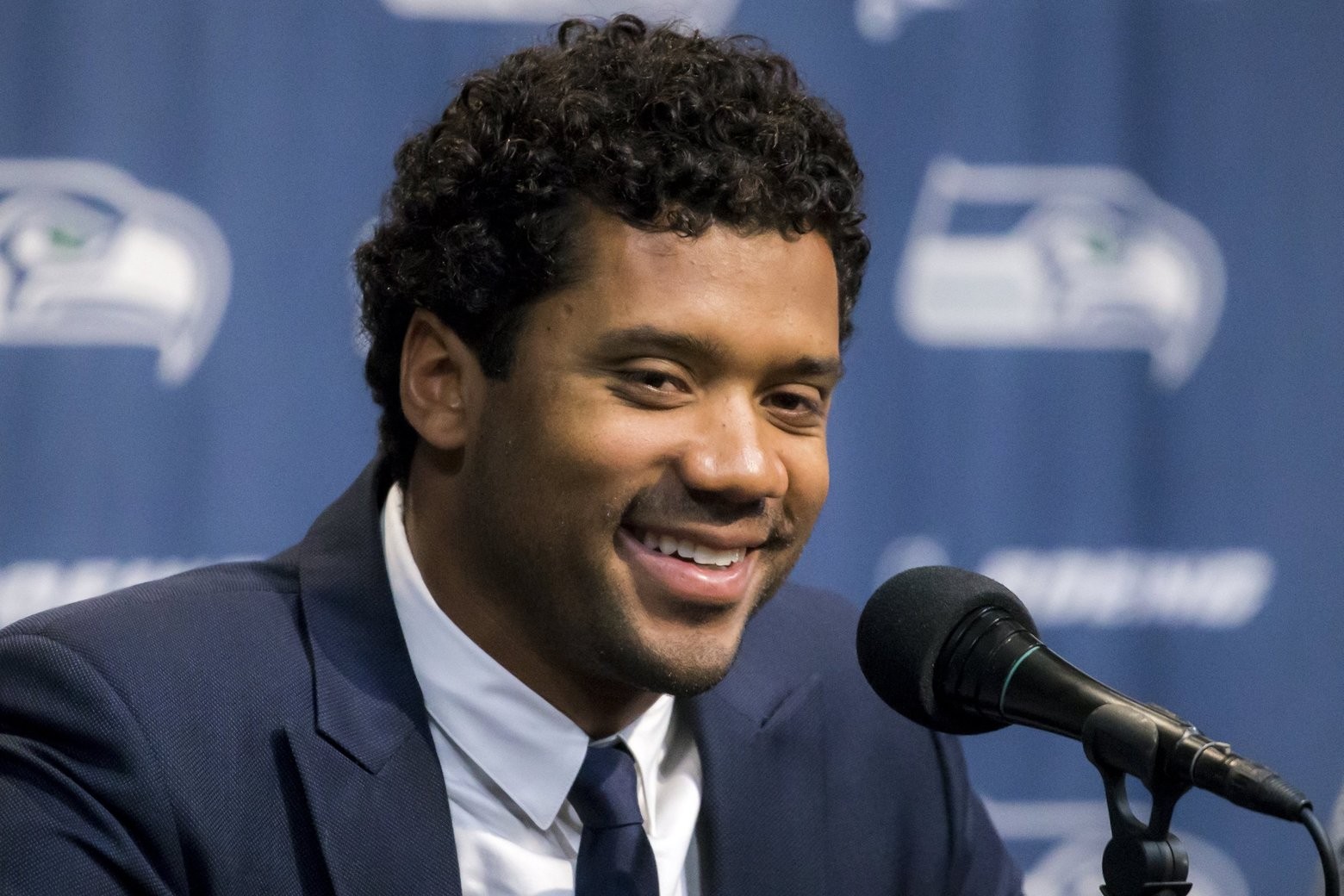 Report Seahawks QB Russell Wilson gifts his offensive linemen with