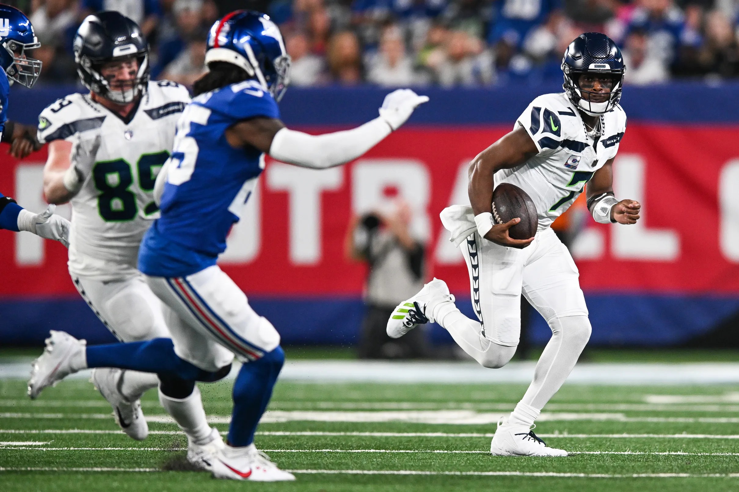 Geno Smith Injured, Seattle Seahawks Lead New York Giants at Halftime -  Sports Illustrated Seattle Seahawks News, Analysis and More