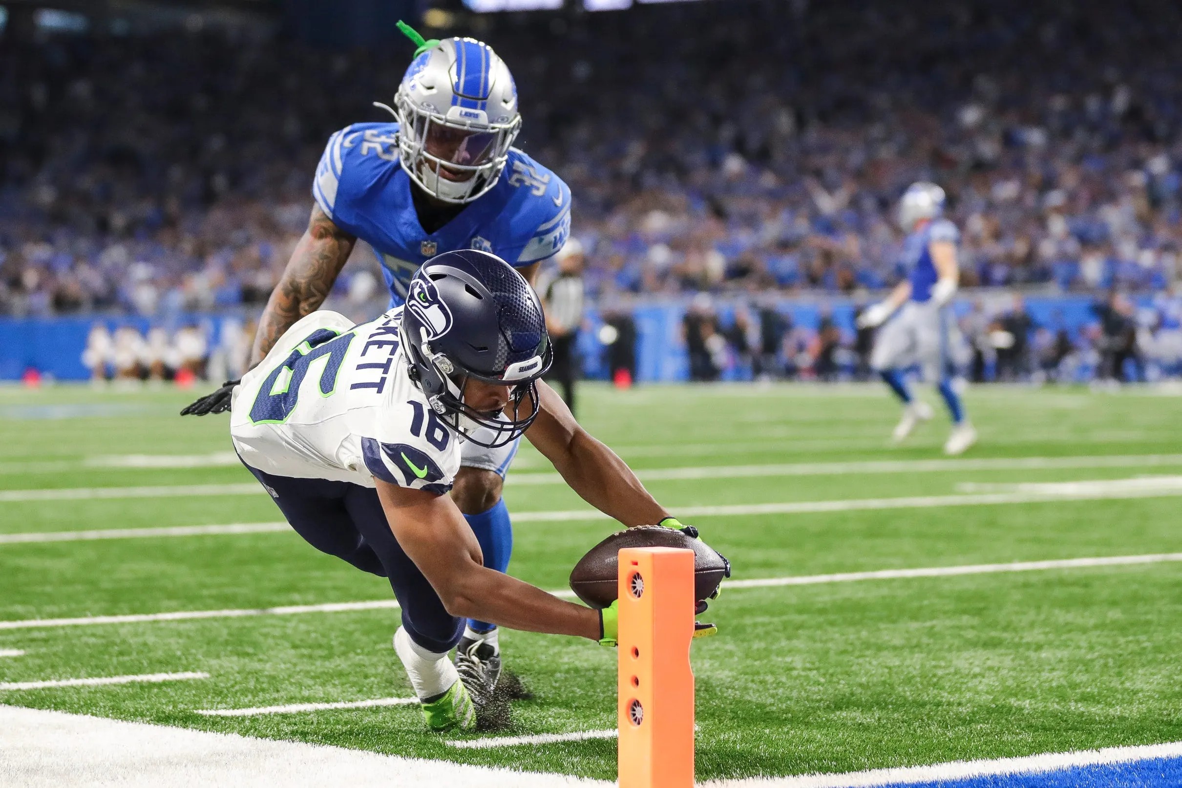 Lions' defense restores its roar in 21-20 win over reigning Super