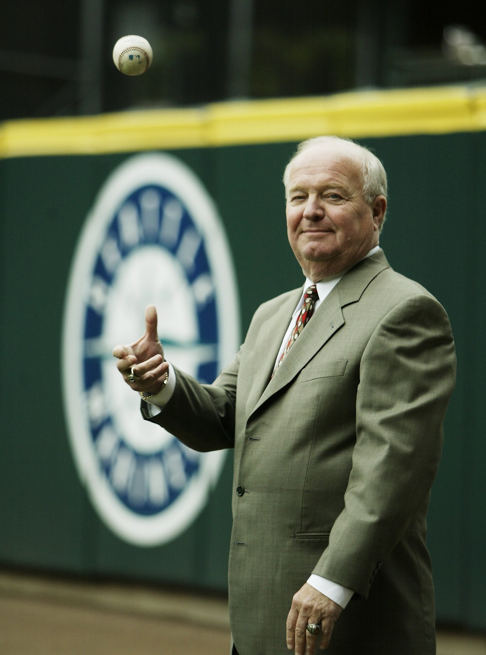 Enjoyable new book on legendary Mariners broadcaster Dave Niehaus is