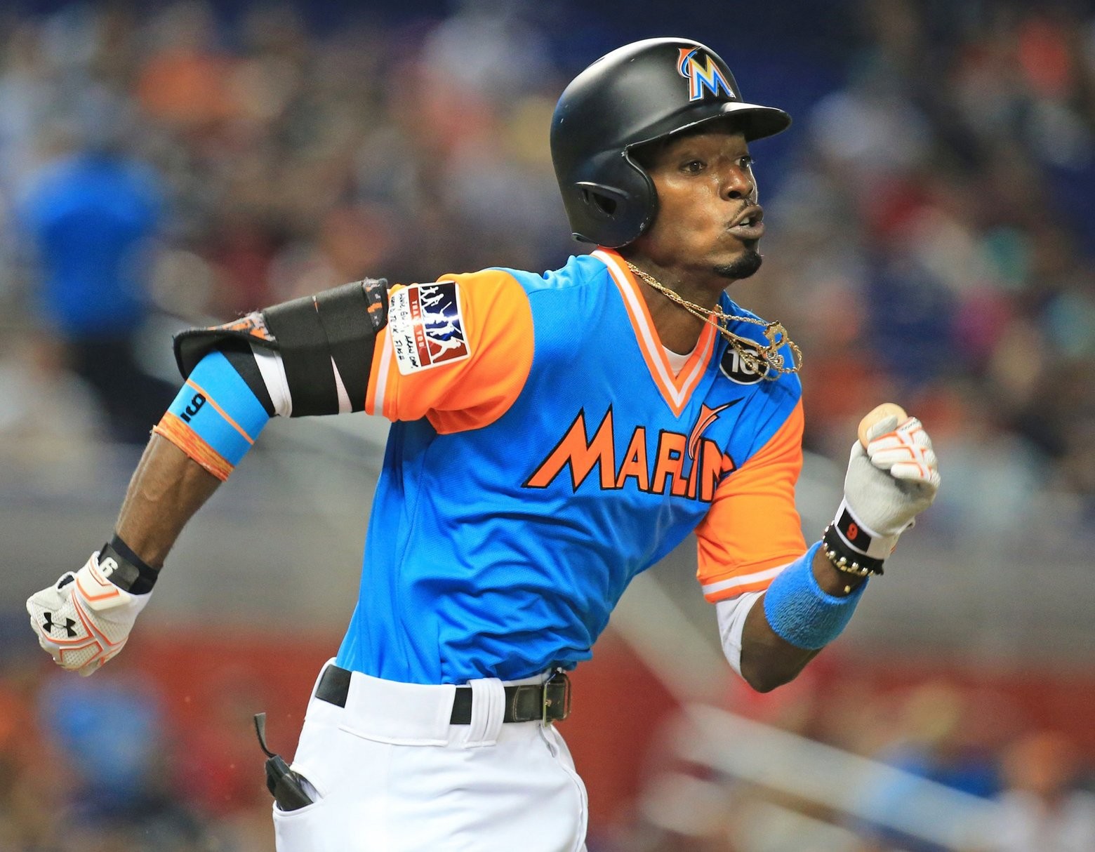 New Mariner Dee Gordon shows off his basketball skills with the Harlem