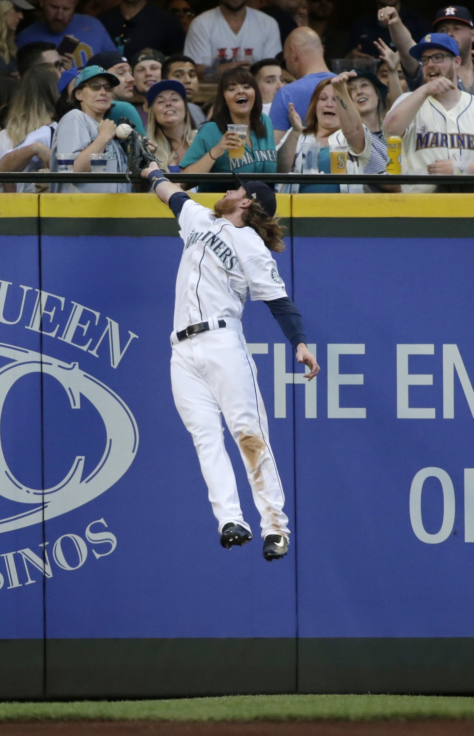 Oakland scores off Mariners closer Edwin Diaz in ninth, then hangs on