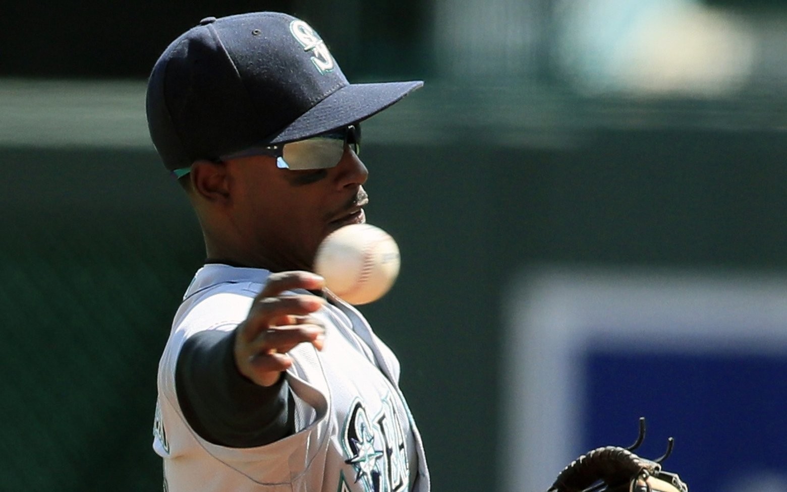 Dee Gordon blast gives Mariners an MLB record with 15 straight games