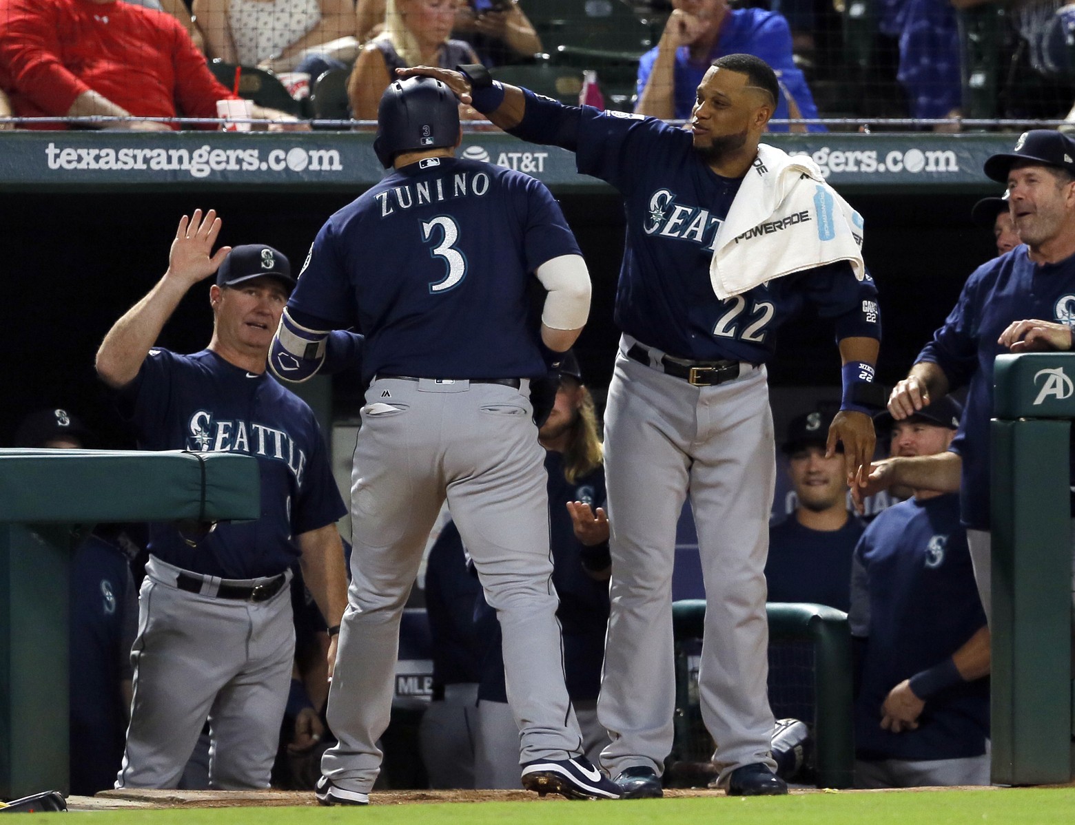 Mariners dance their way back to .500 behind another offensive
