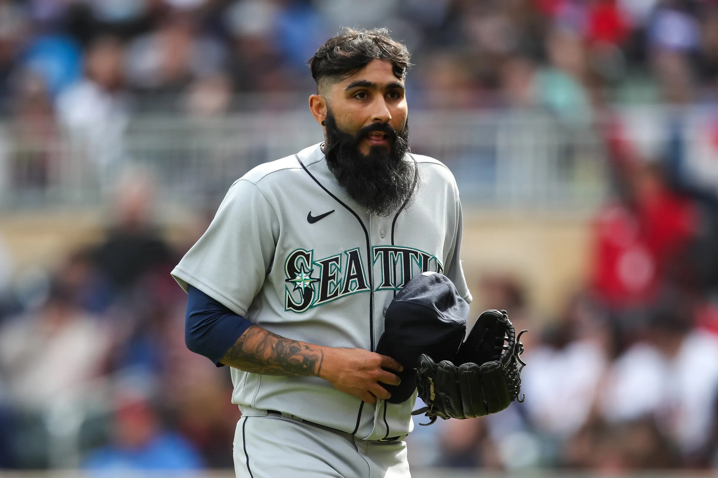 Mariners call up Ken Giles & Kevin Padlo, DFA Sergio Romo & Roenis Elías