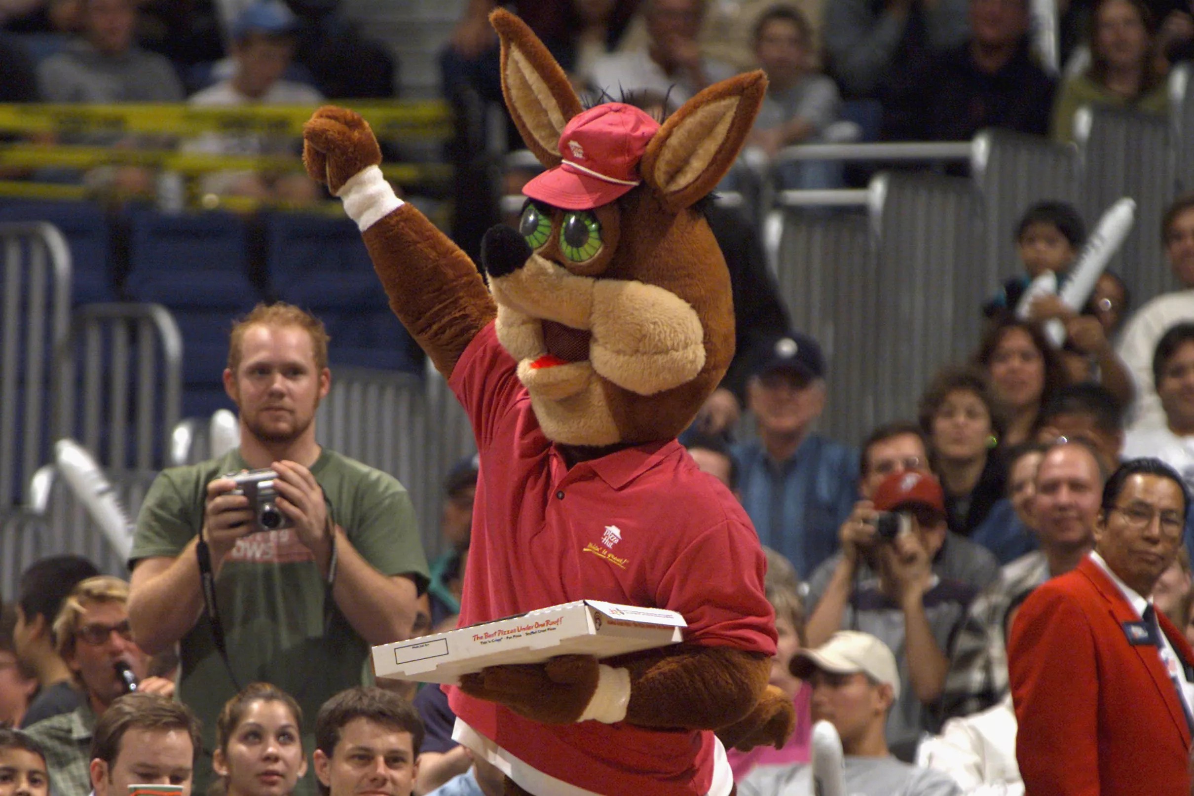 Spurs and Pizza Hut team up to support the Spurs Youth Basketball League