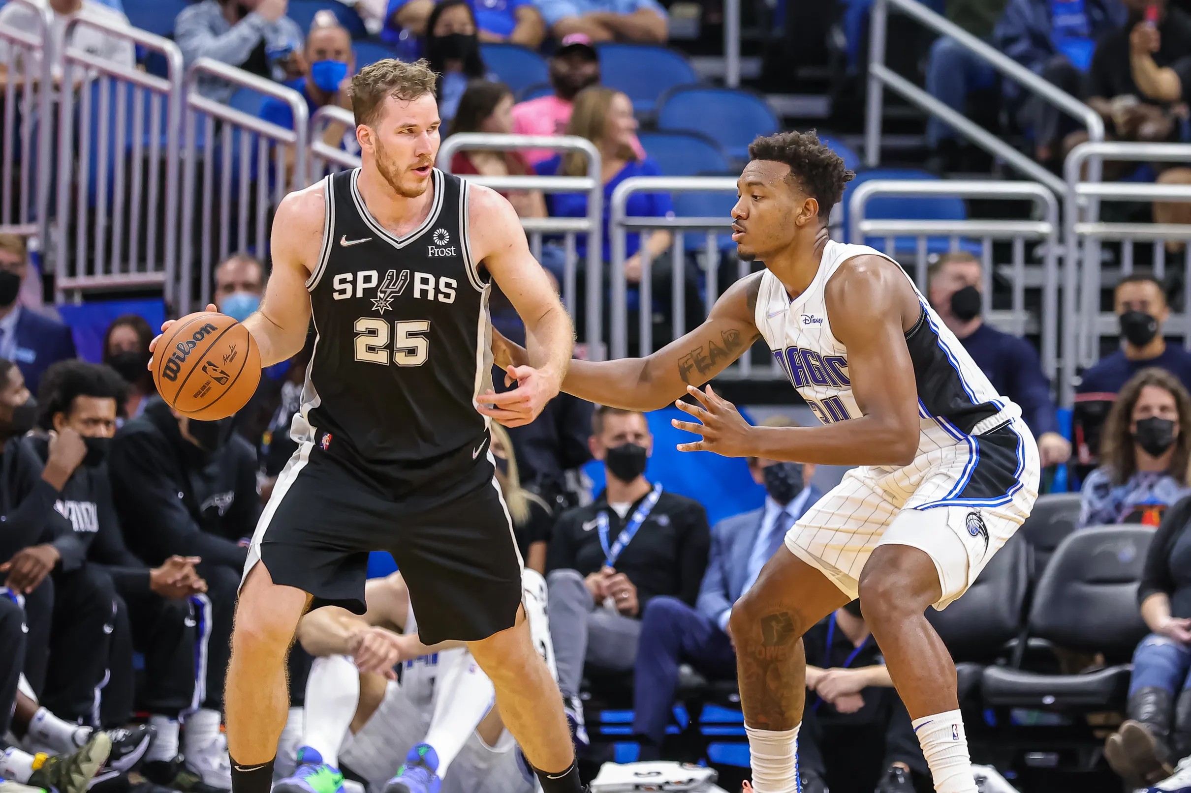 Jakob Poeltl is at the center of the Spurs’ half-court show 