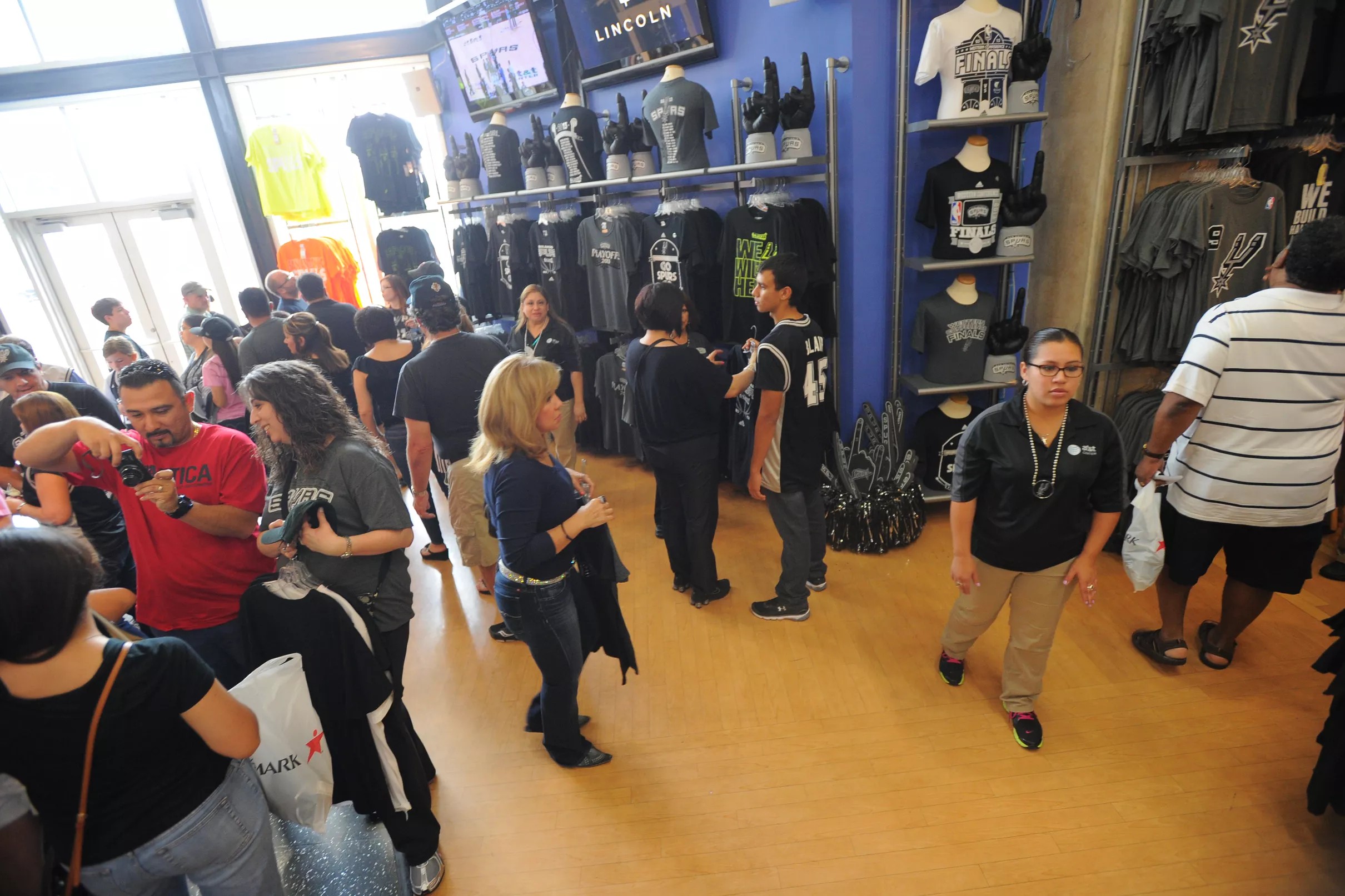 Spurs fan shop opens today at the San Antonio International airport
