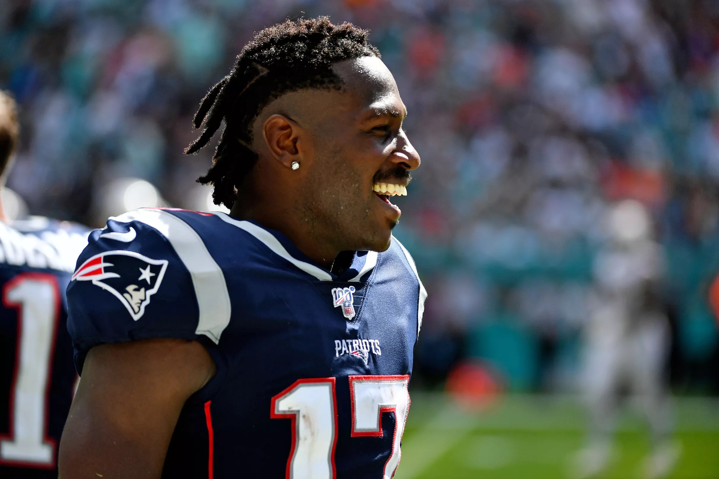 Antonio Brown re-joins Tom Brady, signs one-year deal with Buccaneers