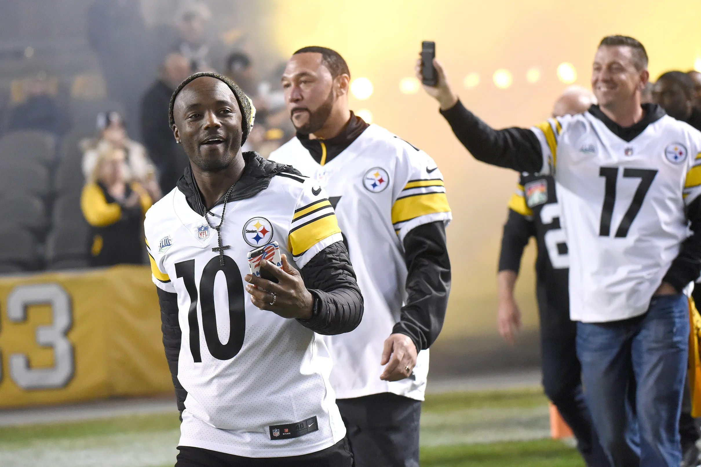 celebrating-santonio-holmes-mvp-performance-in-super-bowl-xl