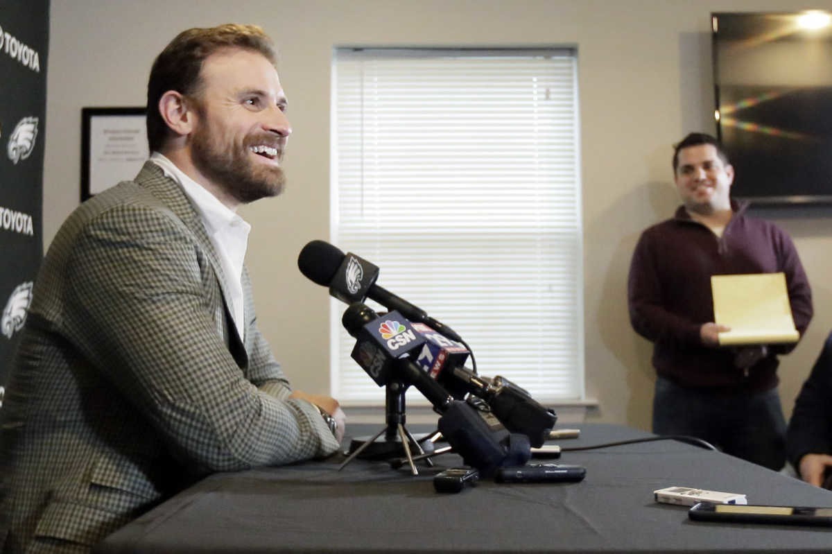 Eagles' Chris Long tries to troll Fletcher Cox over angry tweets