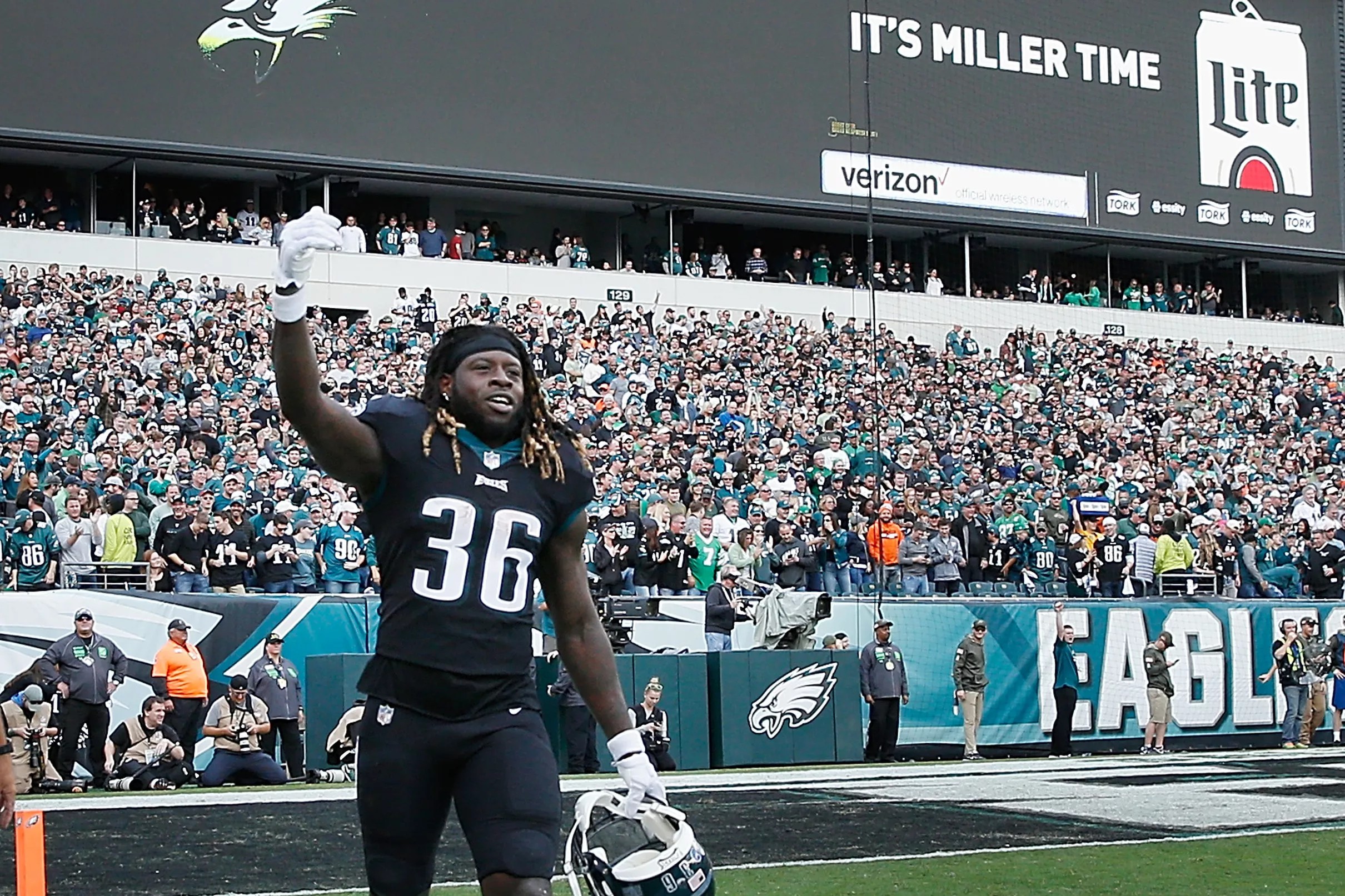 Jay Ajayi makes strong first impression in Philadelphia Eagles debut