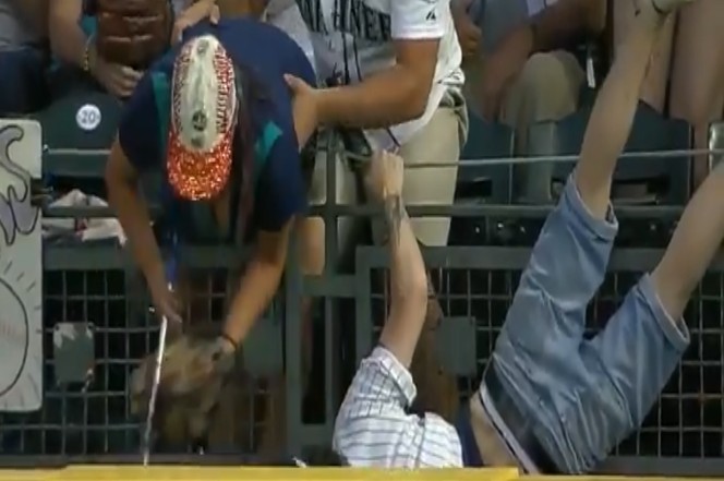 Yankees Mariners Fans Fight For Home Run Ball In Absurd Scene