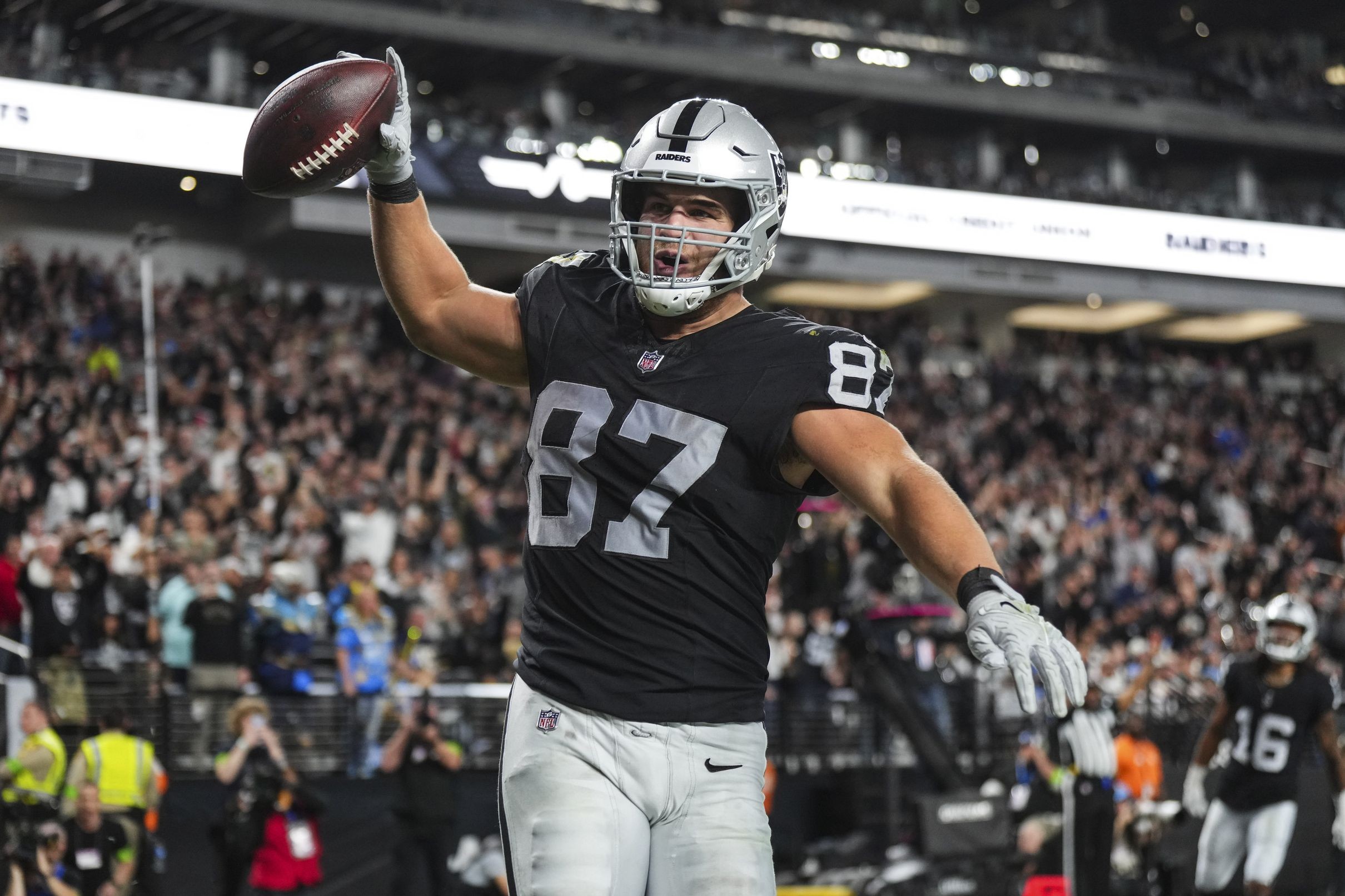 Tom Cable ‘tough’ approach to Raiders offensive line a contrast from