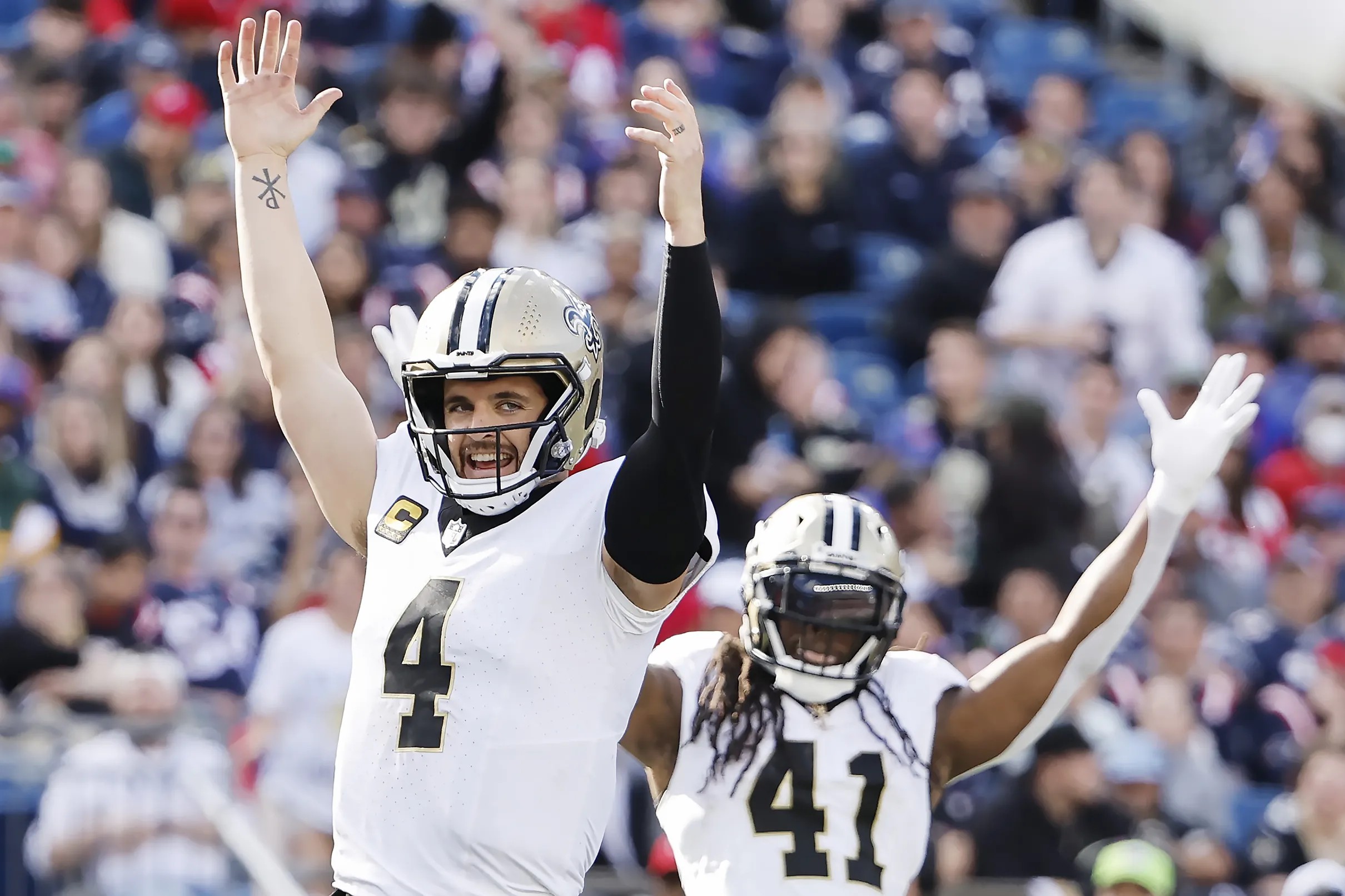 Raiders: Derek Carr and Darren Waller watch Week 3 - Silver And Black Pride