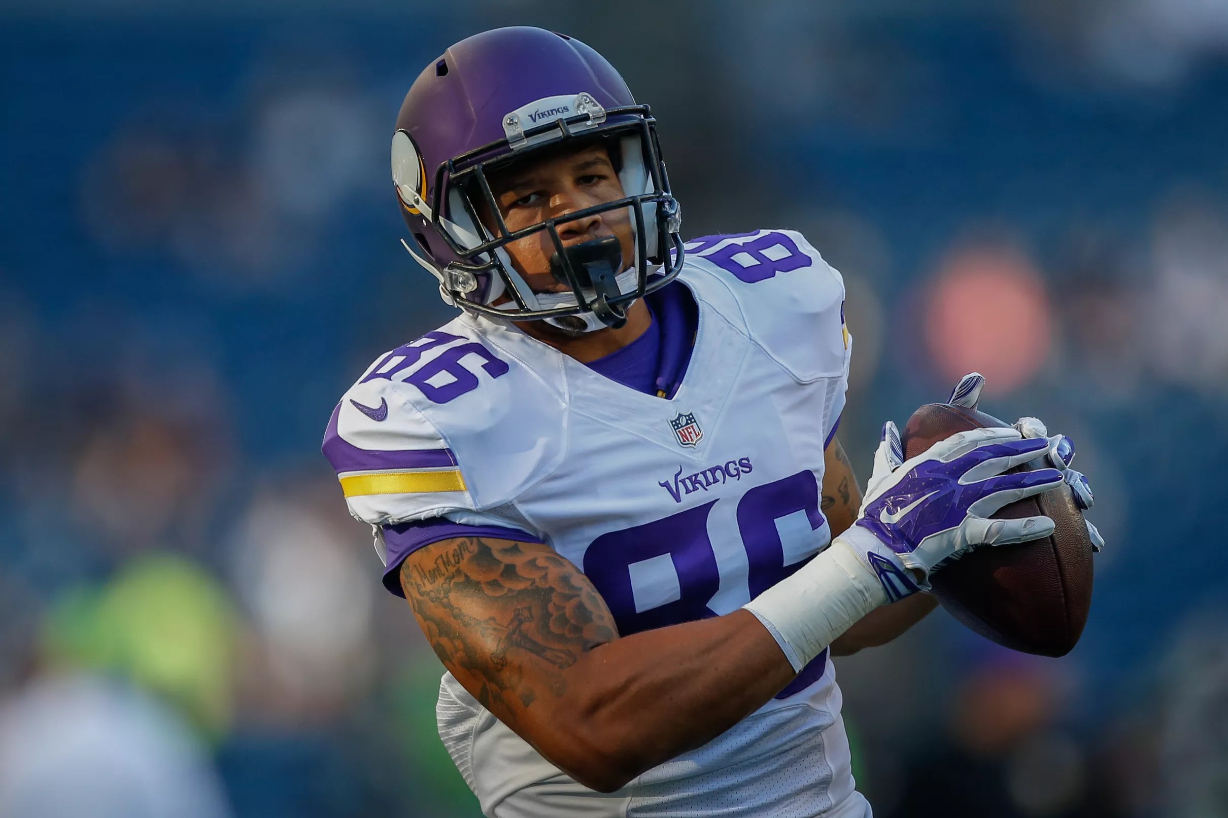 Why did Giants claim TE Kyle Carter from Minnesota Vikings?
