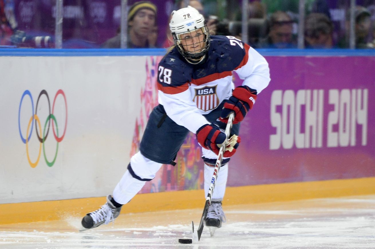Amanda Kessel signs with New York Riveters
