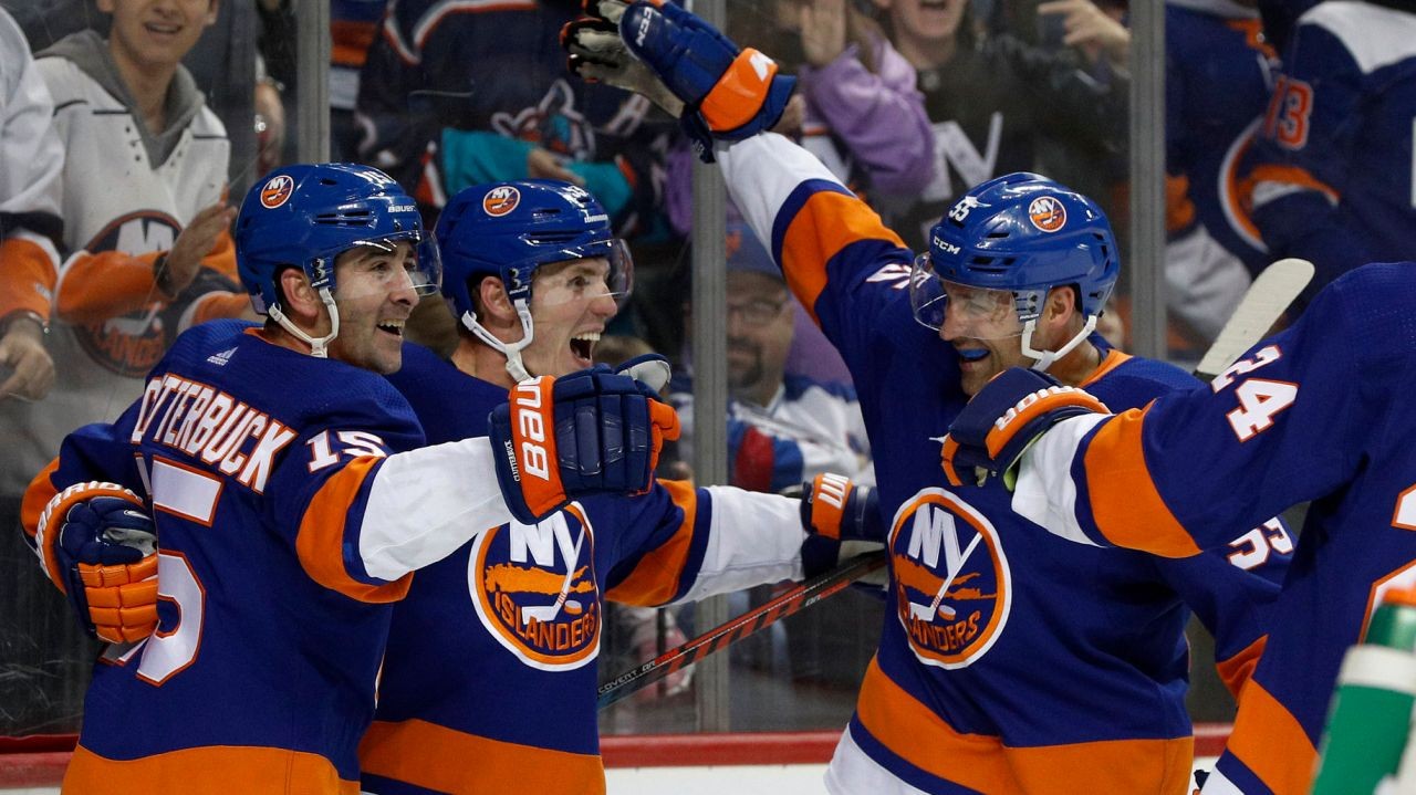 Islanders Beat Senators, Extend Winning Streak To 10 Straight