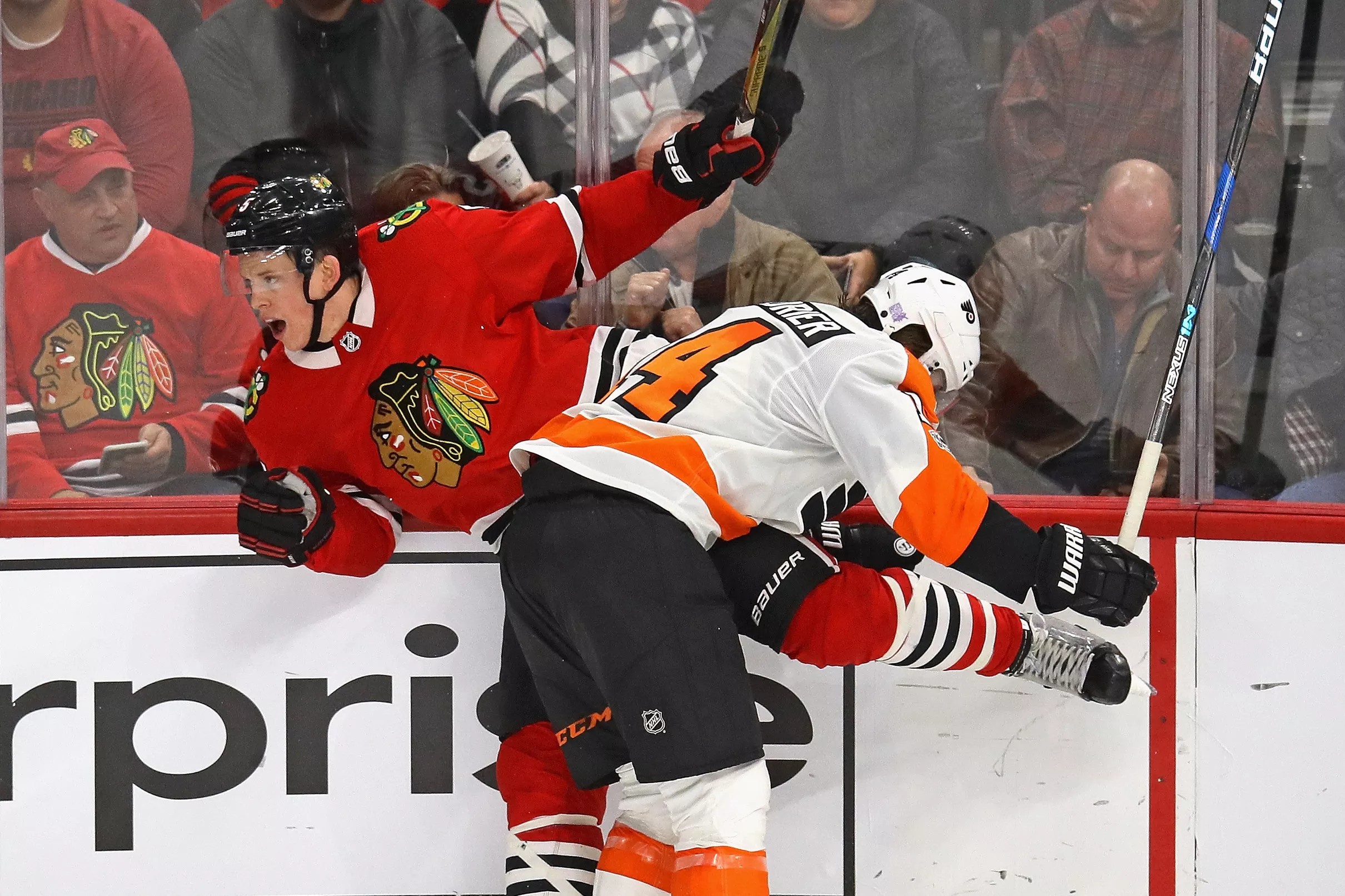 Blackhawks look for rebound performance at home against Flyers