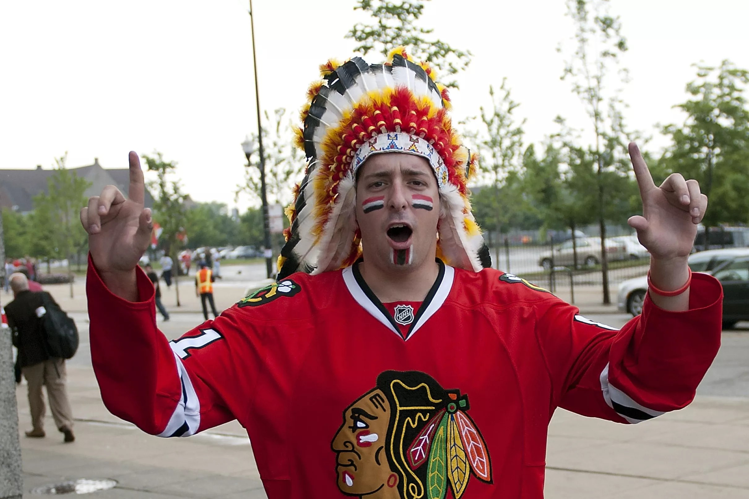 Blackhawks Ban Fans From Wearing Headdresses At Team Events United Center