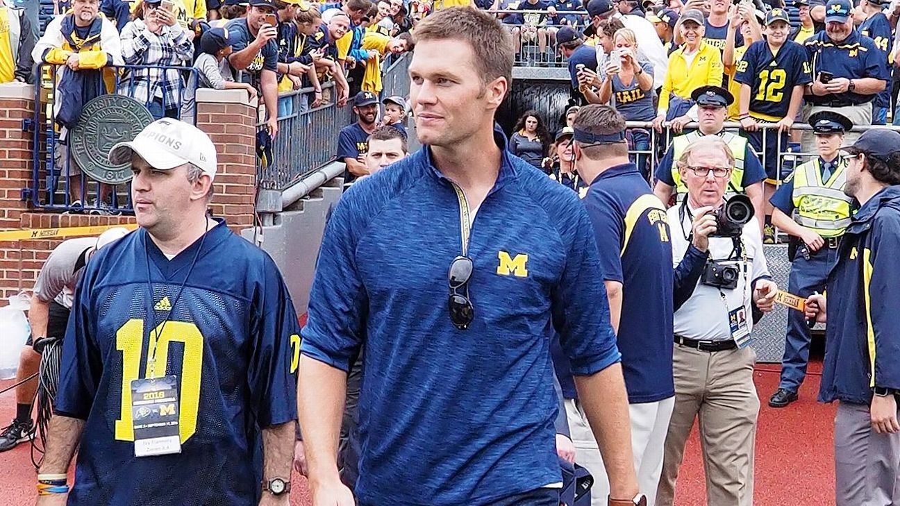 Tom Brady shows his support for Michigan in Final Four