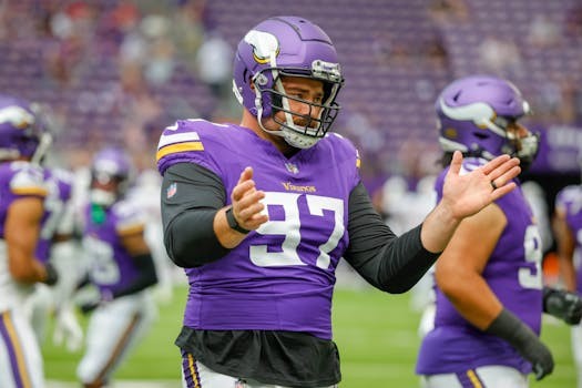 Ahead of 2023 season, Vikings' Harrison Phillips keeping busy off