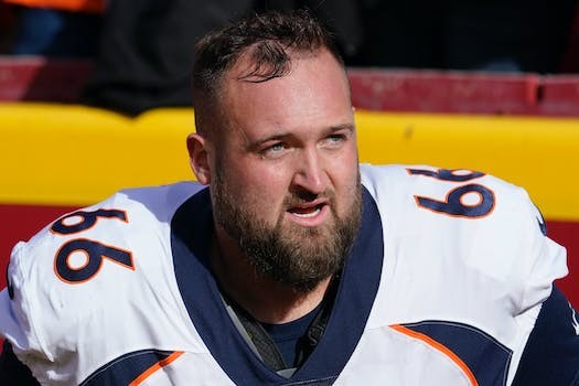 Vikings sign veteran offensive lineman Dalton Risner to one-year