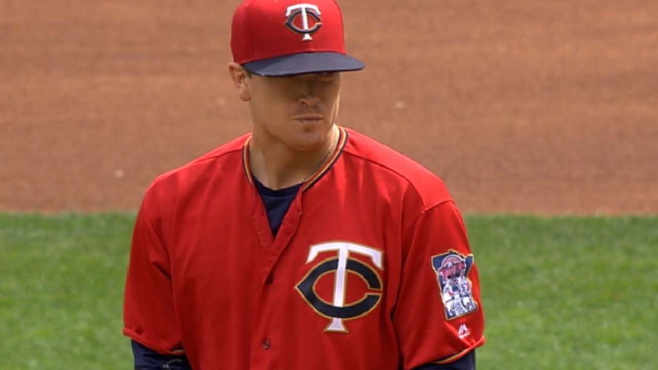 Twins avoid arbitration with Gibson, Santiago