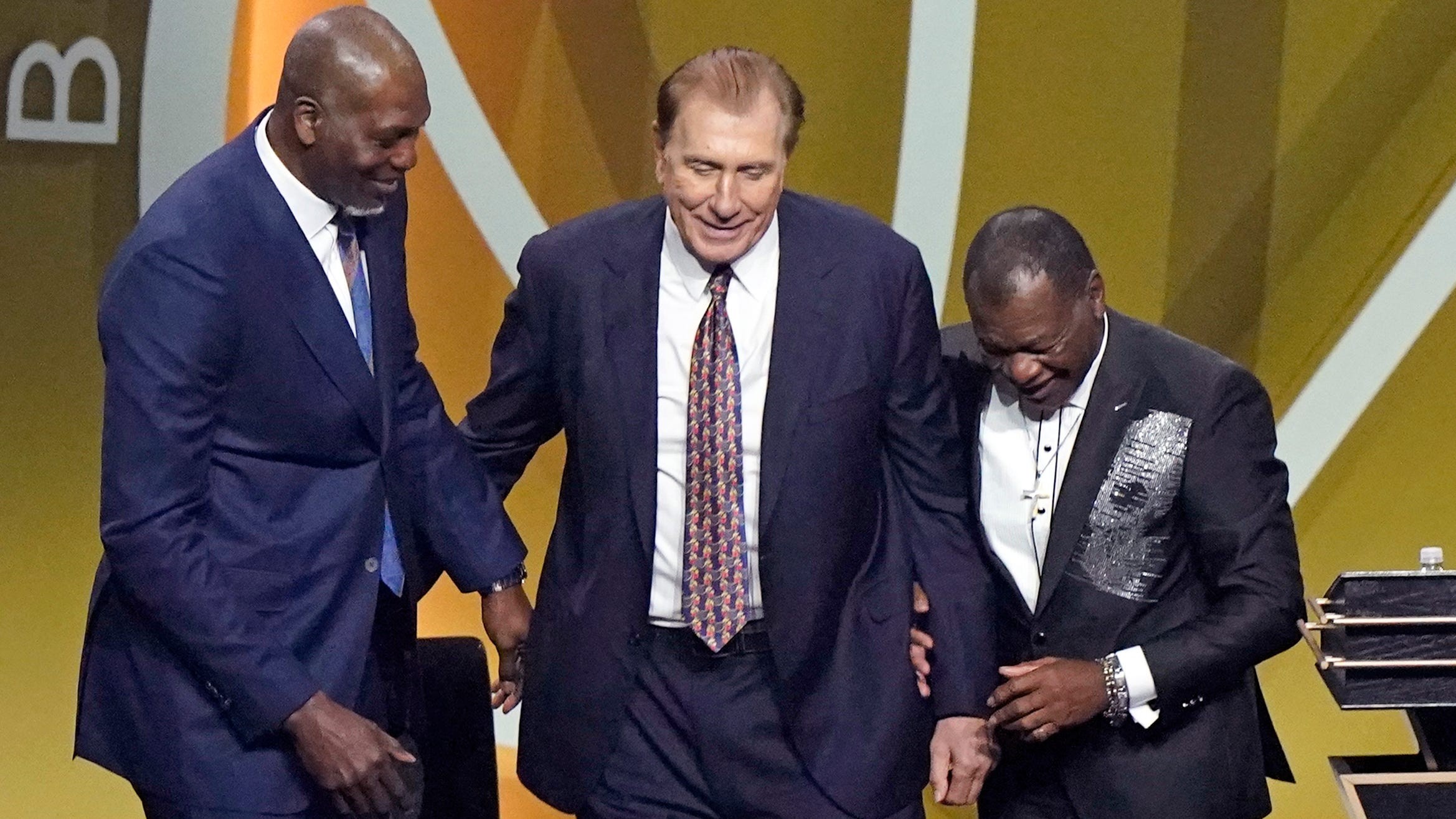 Bryant, Michigan's Tomjanovich inducted into Basketball Hall of Fame