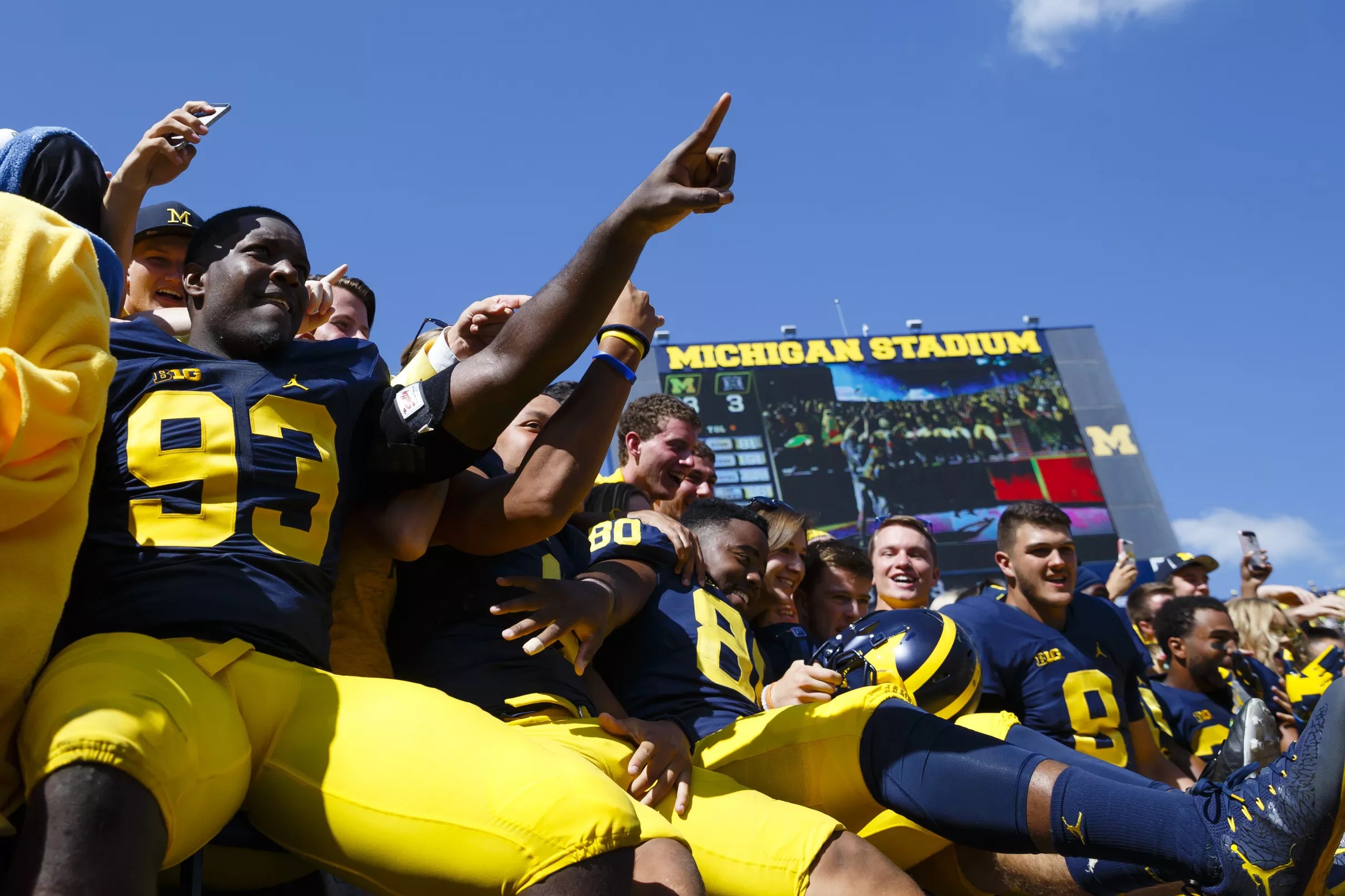 wednesday-michigan-recruiting-roundup-crystal-balls-visits-and-more