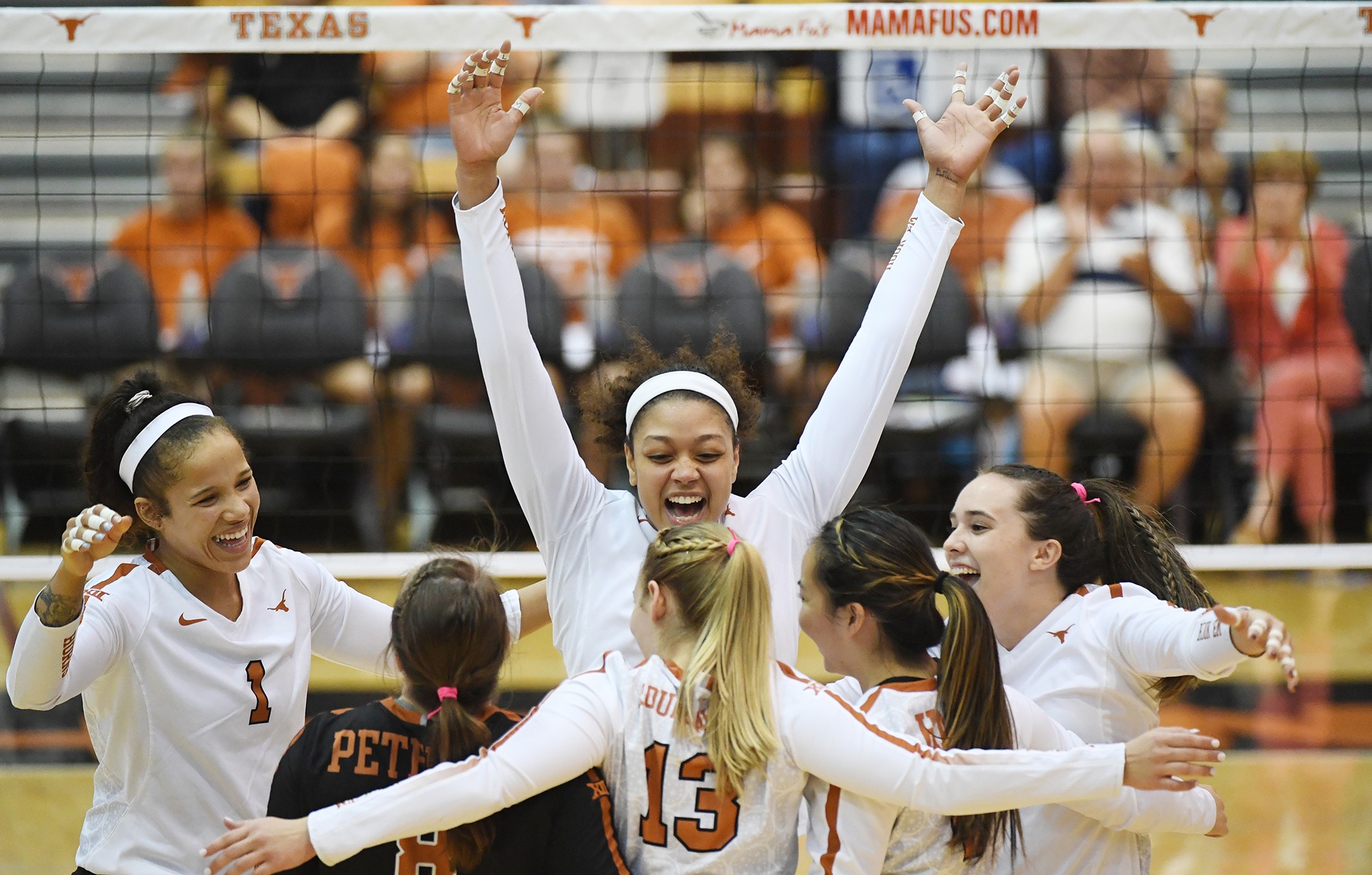 No. 5 Volleyball sweeps Kansas State at home