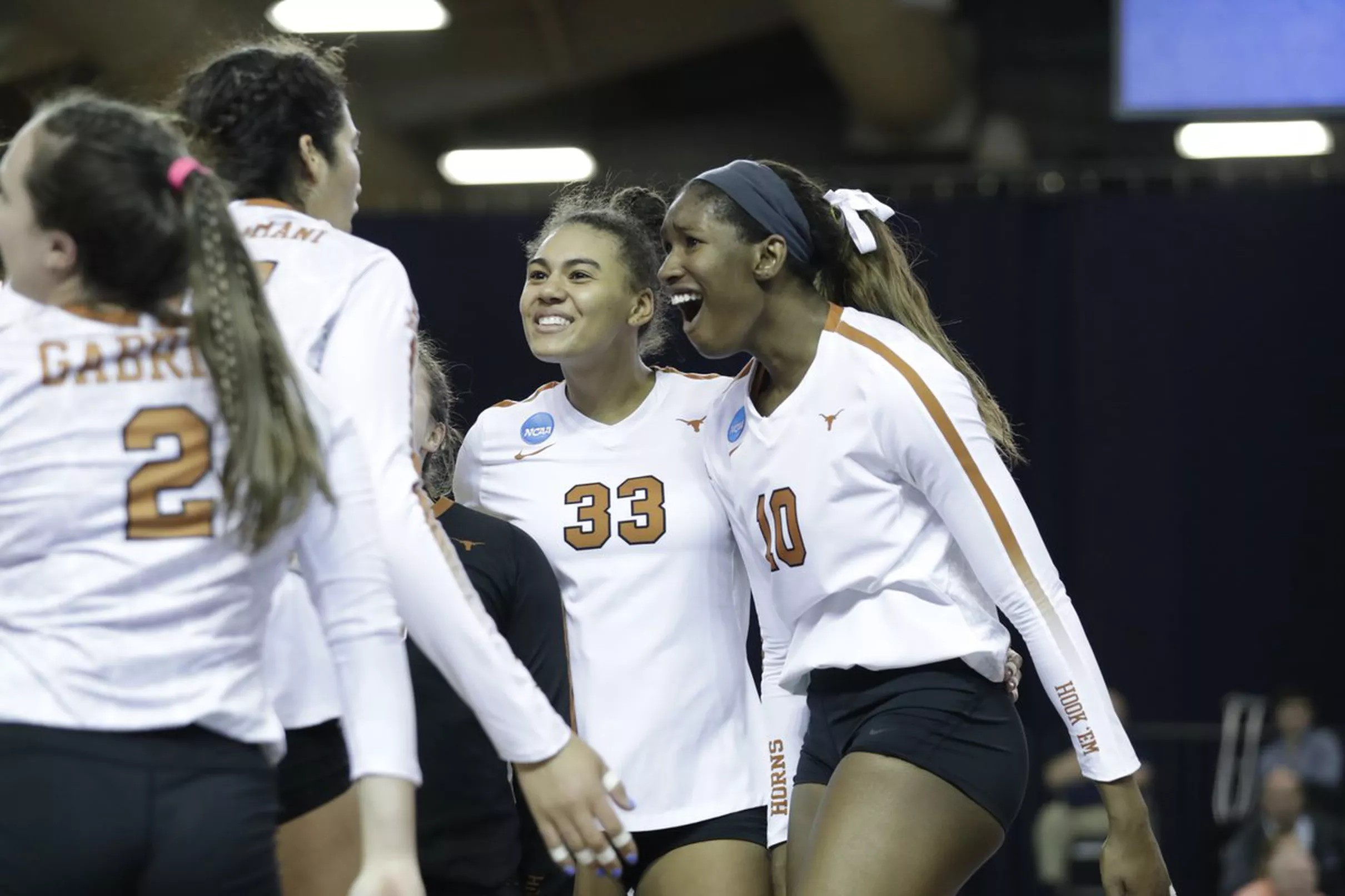Texas volleyball advances to 13th straight Elite Eight with 31 win over Michigan