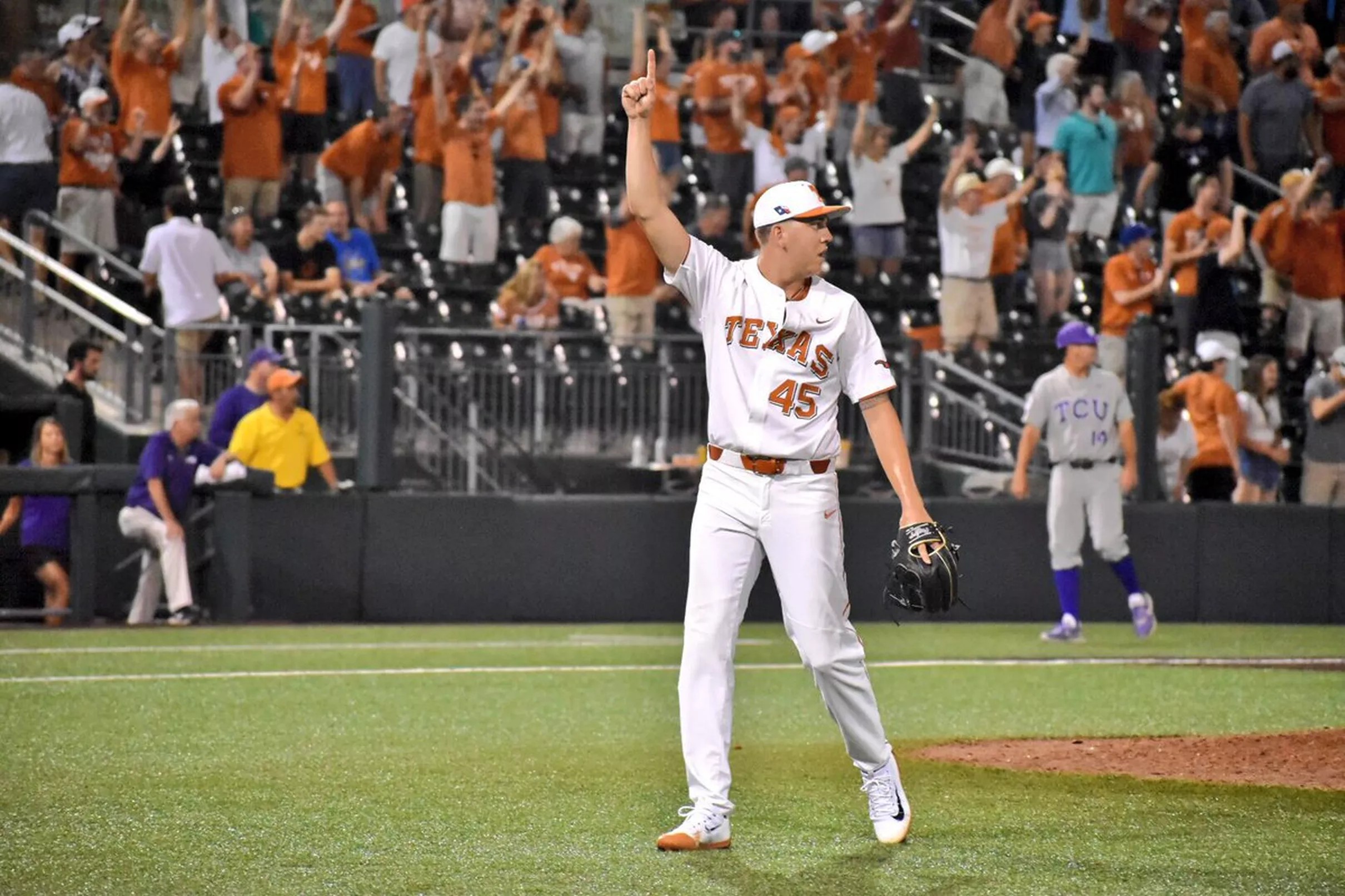 nolan-kingham-goes-the-distance-as-texas-baseball-takes-down-tcu-3-2-in