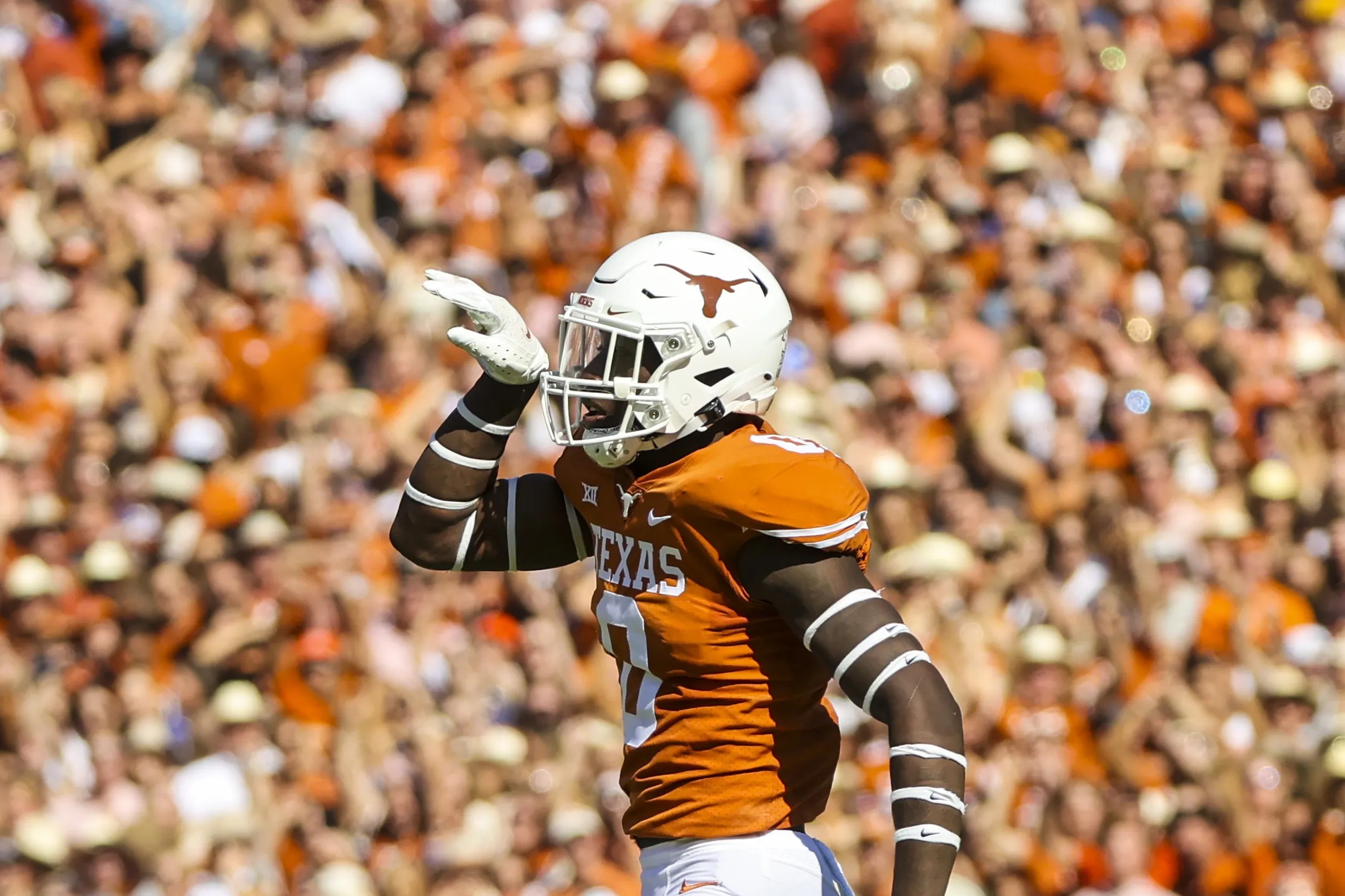 Texas Lb Demarvion Overshown Announces Return For The 2022 Season