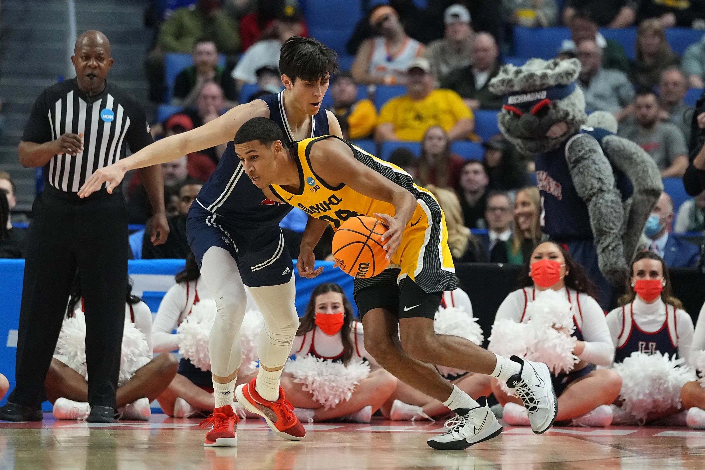 Iowa Hawkeyes Basketball Kris Murray Testing NBA Waters Can Return