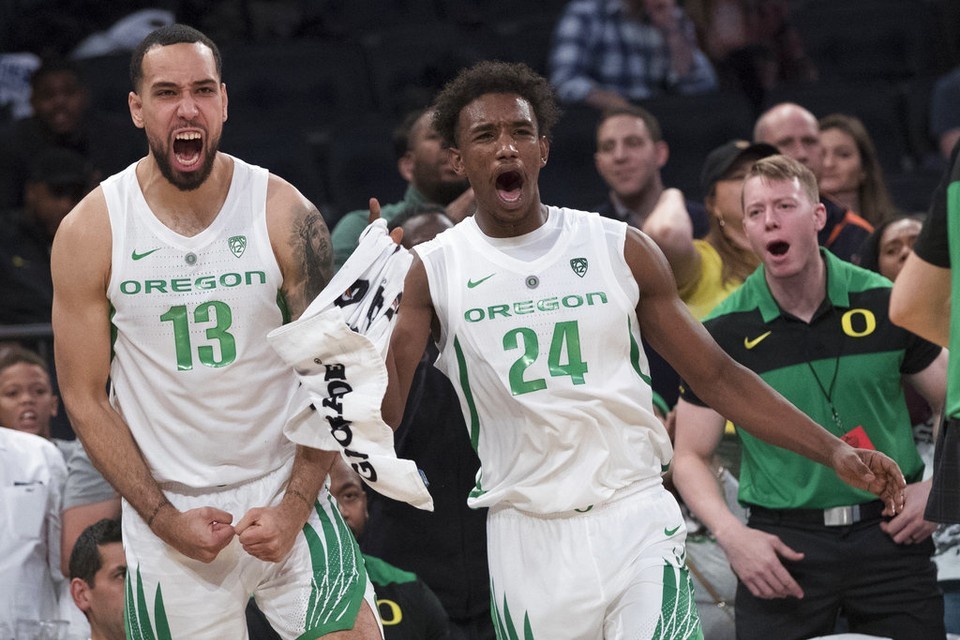 Oregon basketball drops in AP poll after splitting games in NY