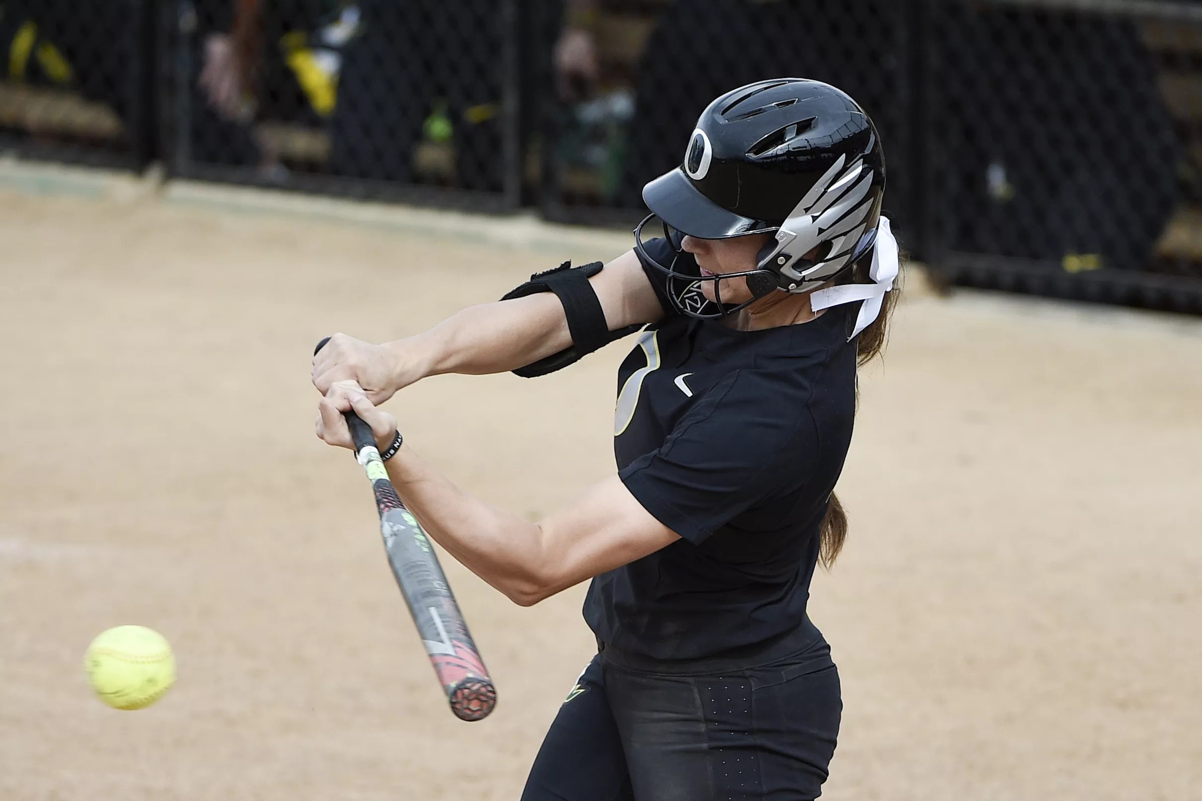 Duck Softball Dives into PAC-12 Play