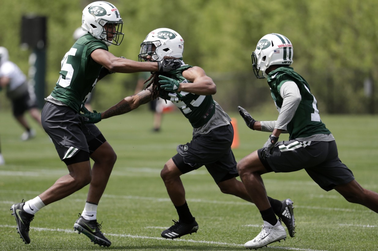 Jets give contracts to four rookies, pair of draft picks
