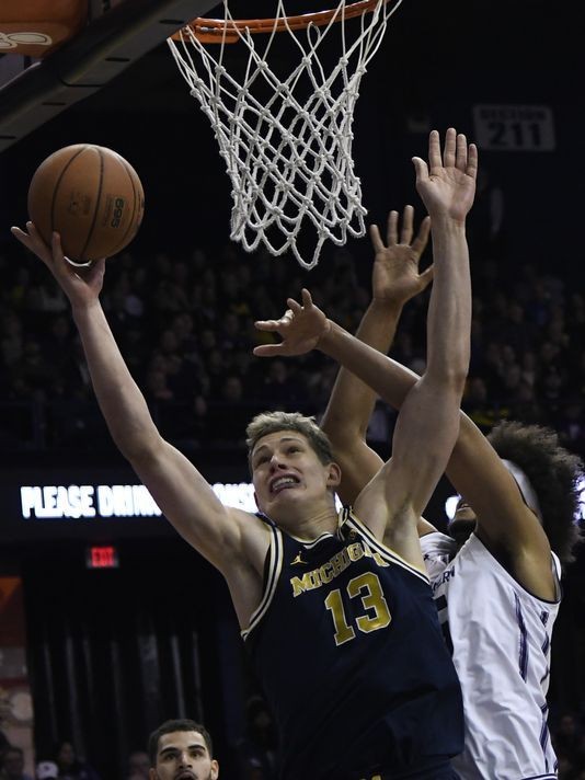 Michigan's Moe Wagner scores 20, but UM falls, 6152, to Northwestern