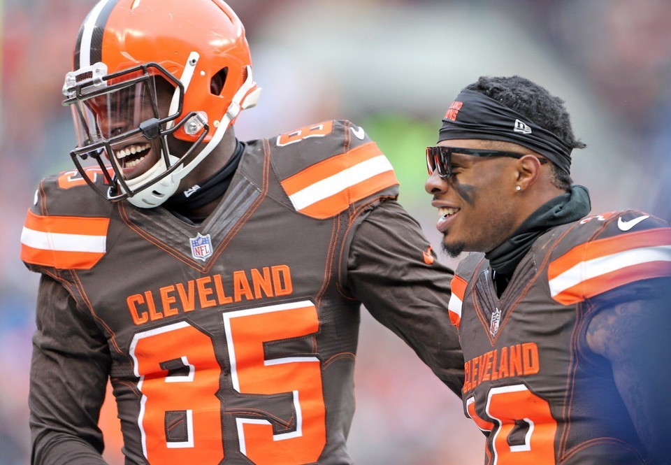 Why were Browns receivers wearing sunglasses on the sideline after