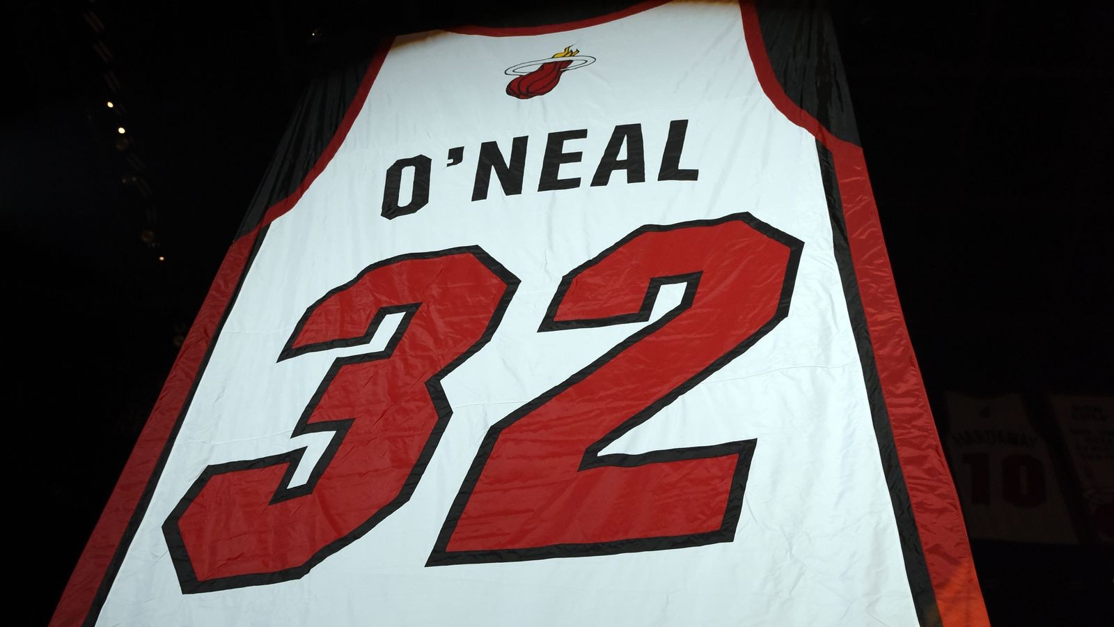 To the rafters: Heat retire Shaq's No. 32 jersey