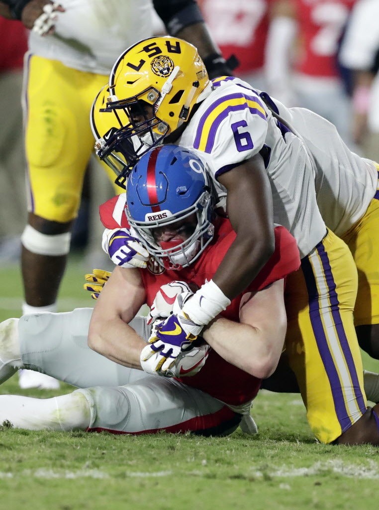 Several LSU players in gold jerseys as Tigers continue bye week practices